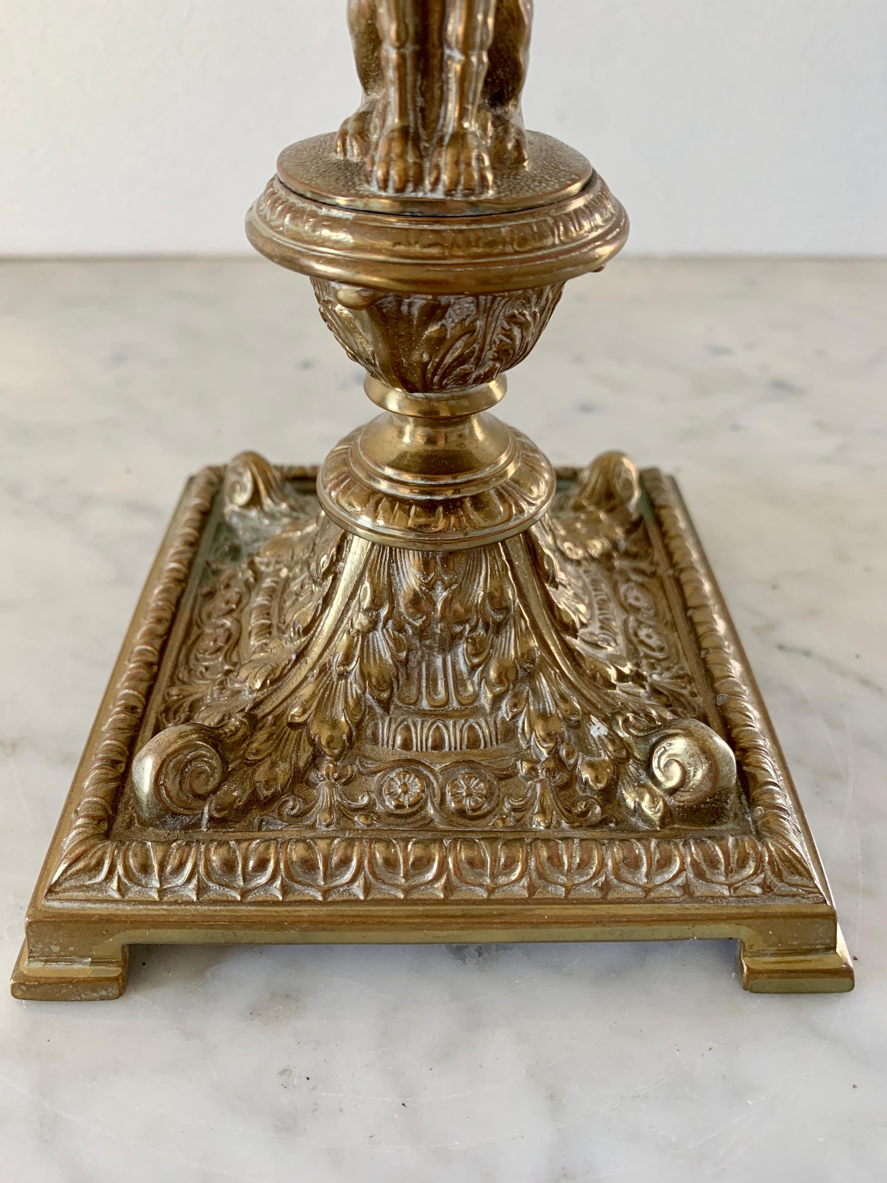 19. Jahrhundert Ägyptische Wiedergeburt Vergoldete Bronze Sphinx Kerzenständer, Paar im Angebot 4
