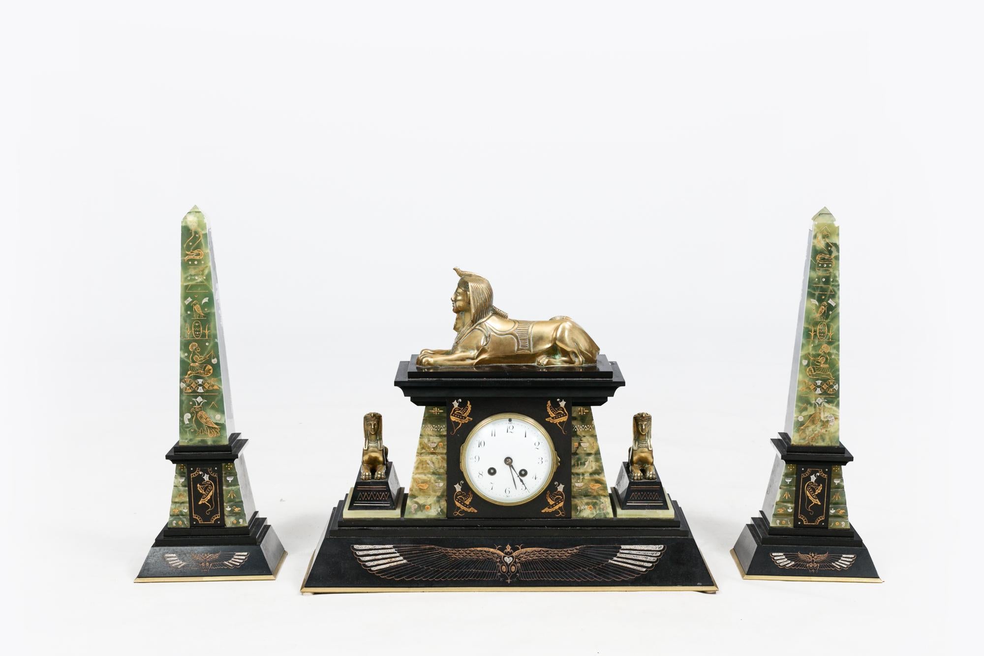 19th Century Egyptian Revival Green Onyx and Bronze Garniture Mantle Clock In Excellent Condition For Sale In Dublin 8, IE