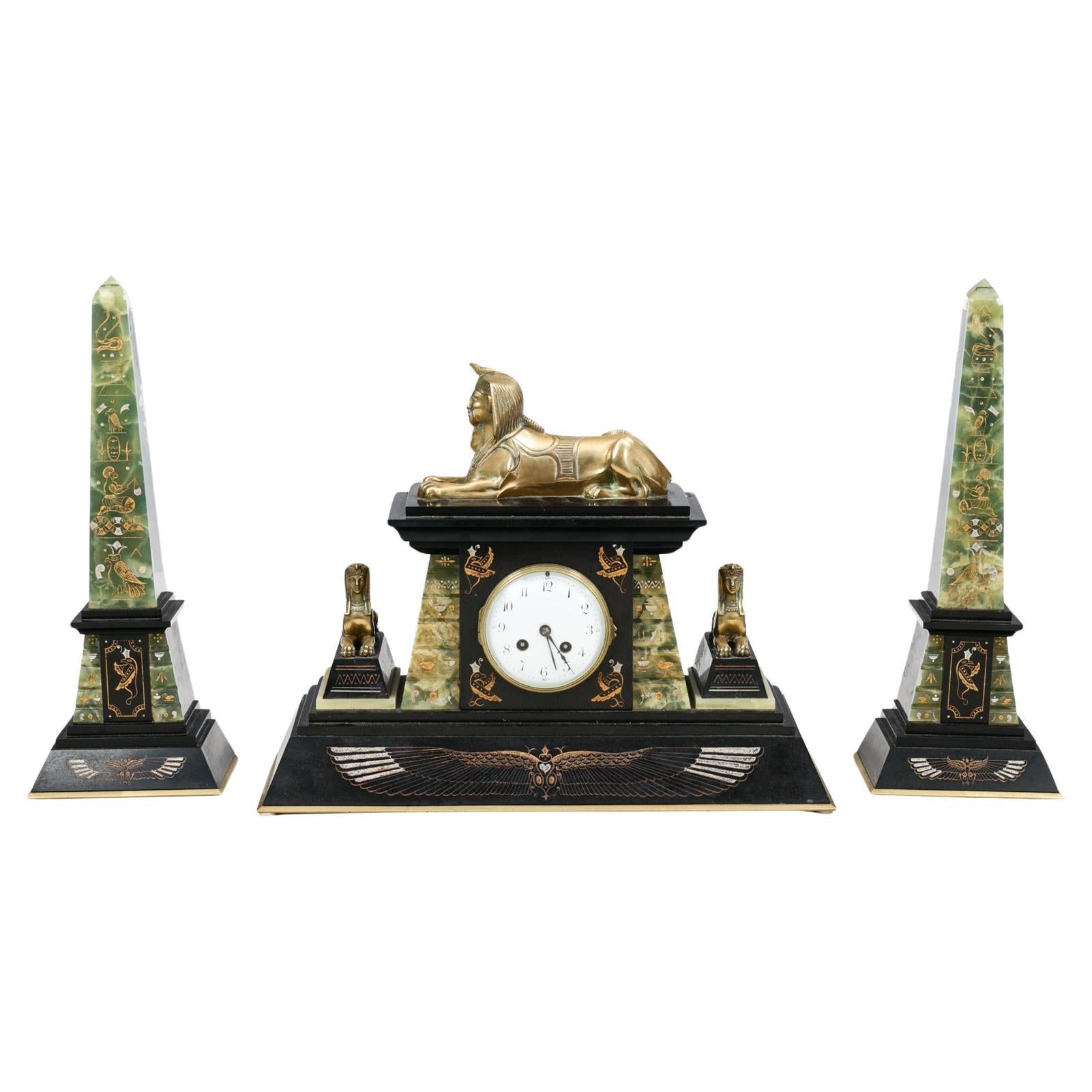 Kaminuhr aus grünem Onyx und Bronze mit Garnitur im ägyptischen Revival-Stil des 19. Jahrhunderts