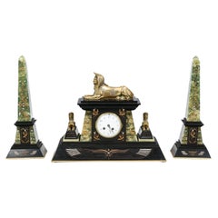 Kaminuhr aus grünem Onyx und Bronze mit Garnitur im ägyptischen Revival-Stil des 19. Jahrhunderts