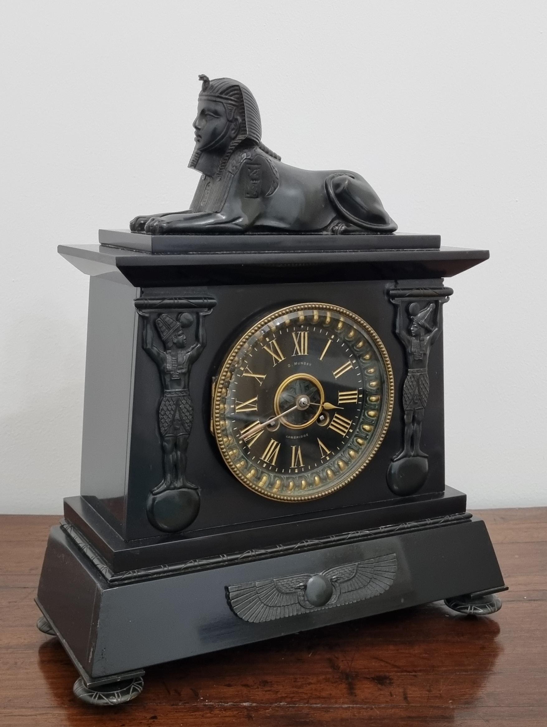 Reloj de chimenea de renacimiento egipcio del siglo XIX por D. Munsey de Cambridge Renacimiento egipcio en venta