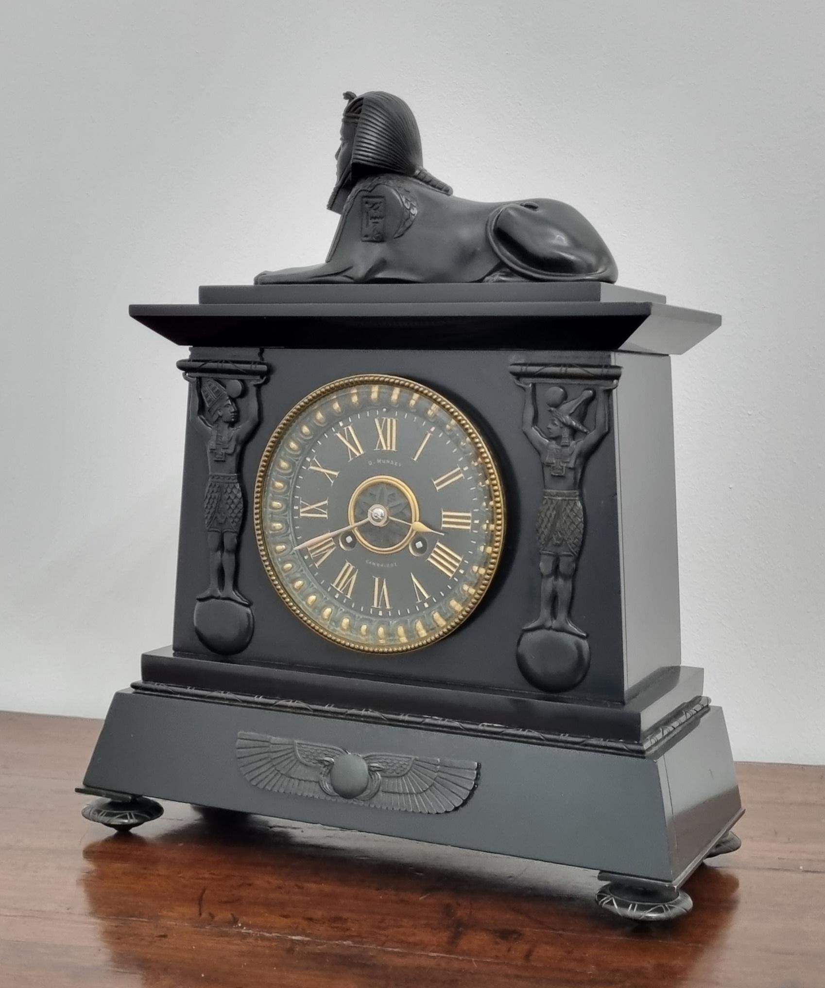 Reloj de chimenea de renacimiento egipcio del siglo XIX por D. Munsey de Cambridge Británico en venta