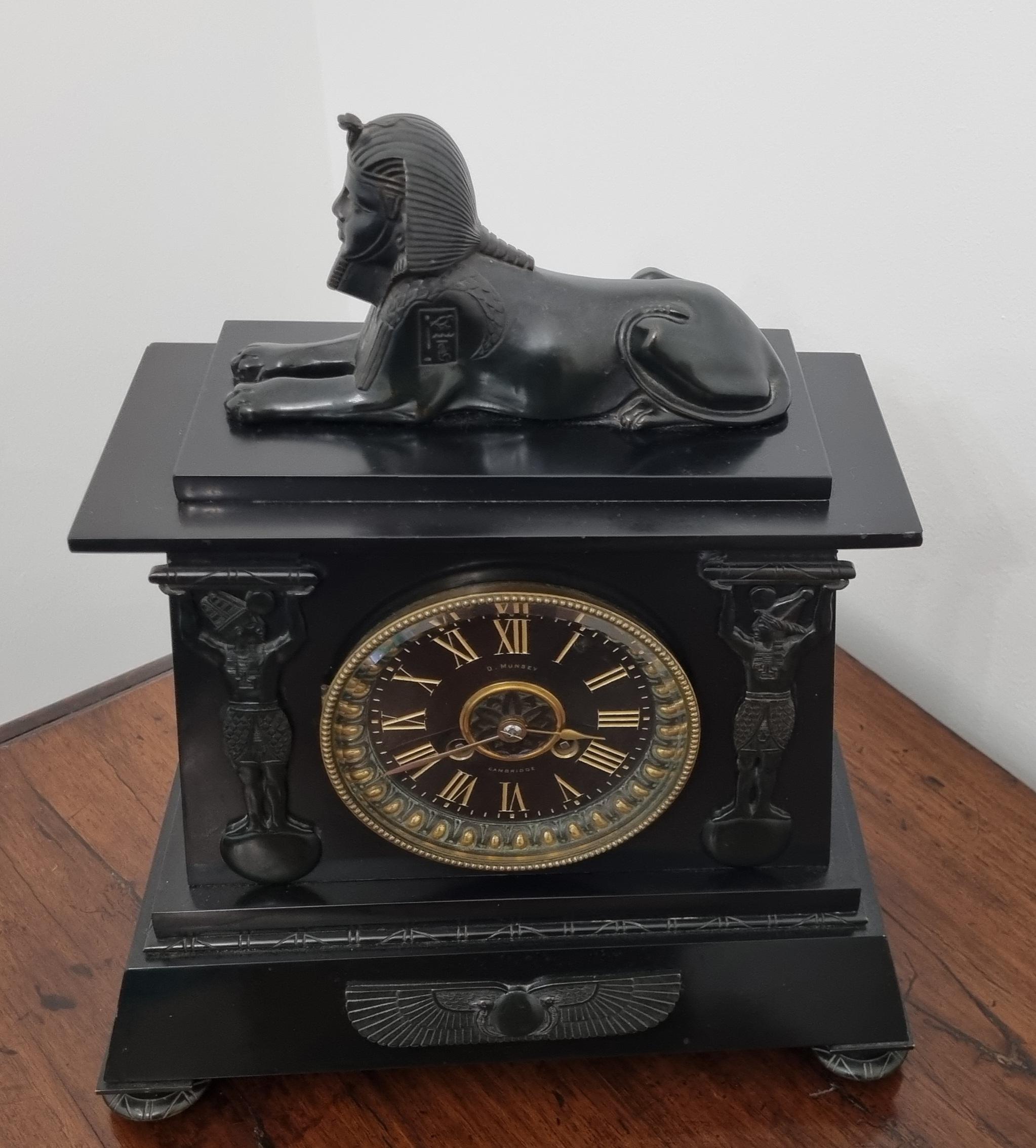 Reloj de chimenea de renacimiento egipcio del siglo XIX por D. Munsey de Cambridge Vaciado en venta