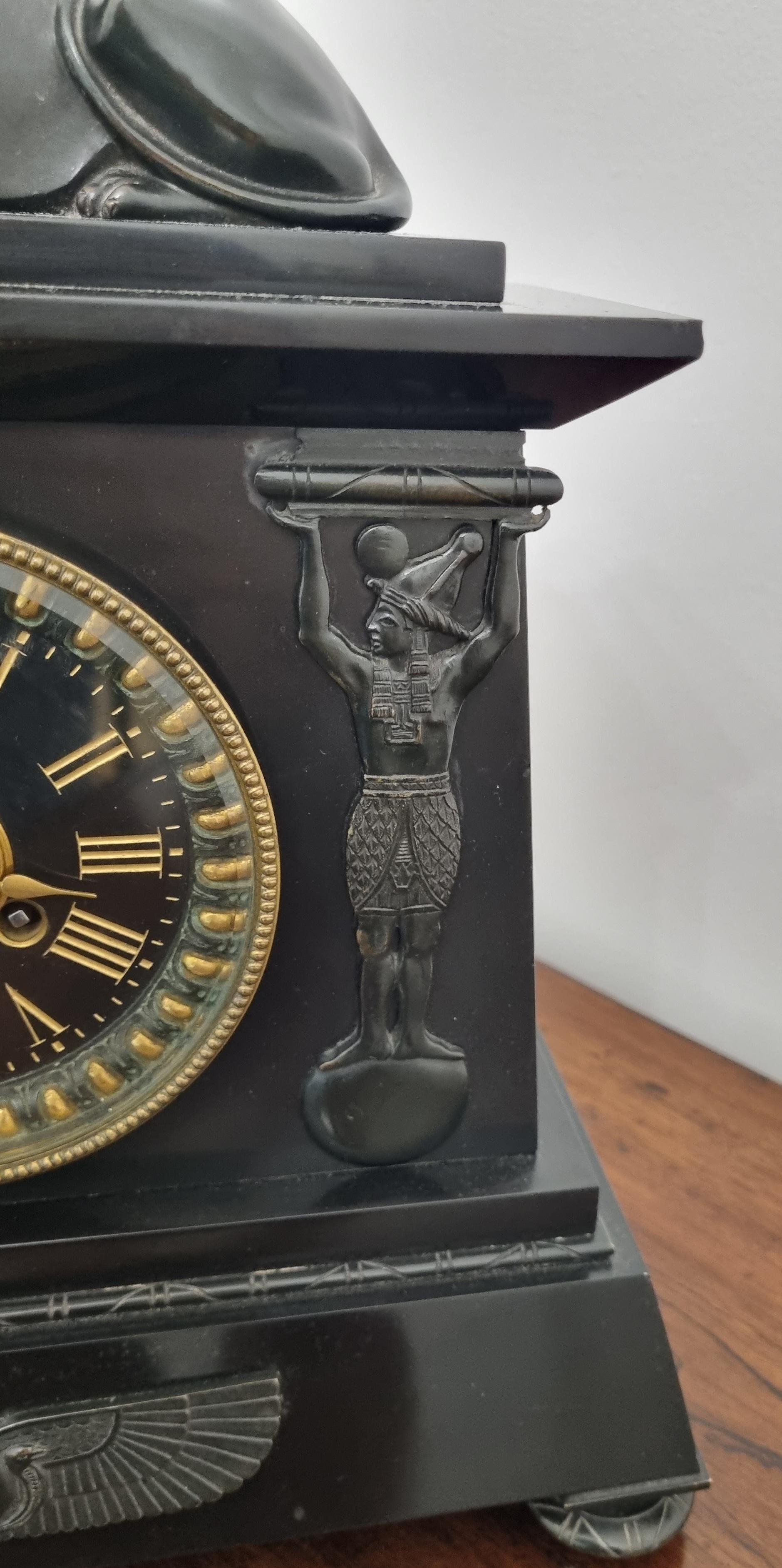 Reloj de chimenea de renacimiento egipcio del siglo XIX por D. Munsey de Cambridge Bronce en venta