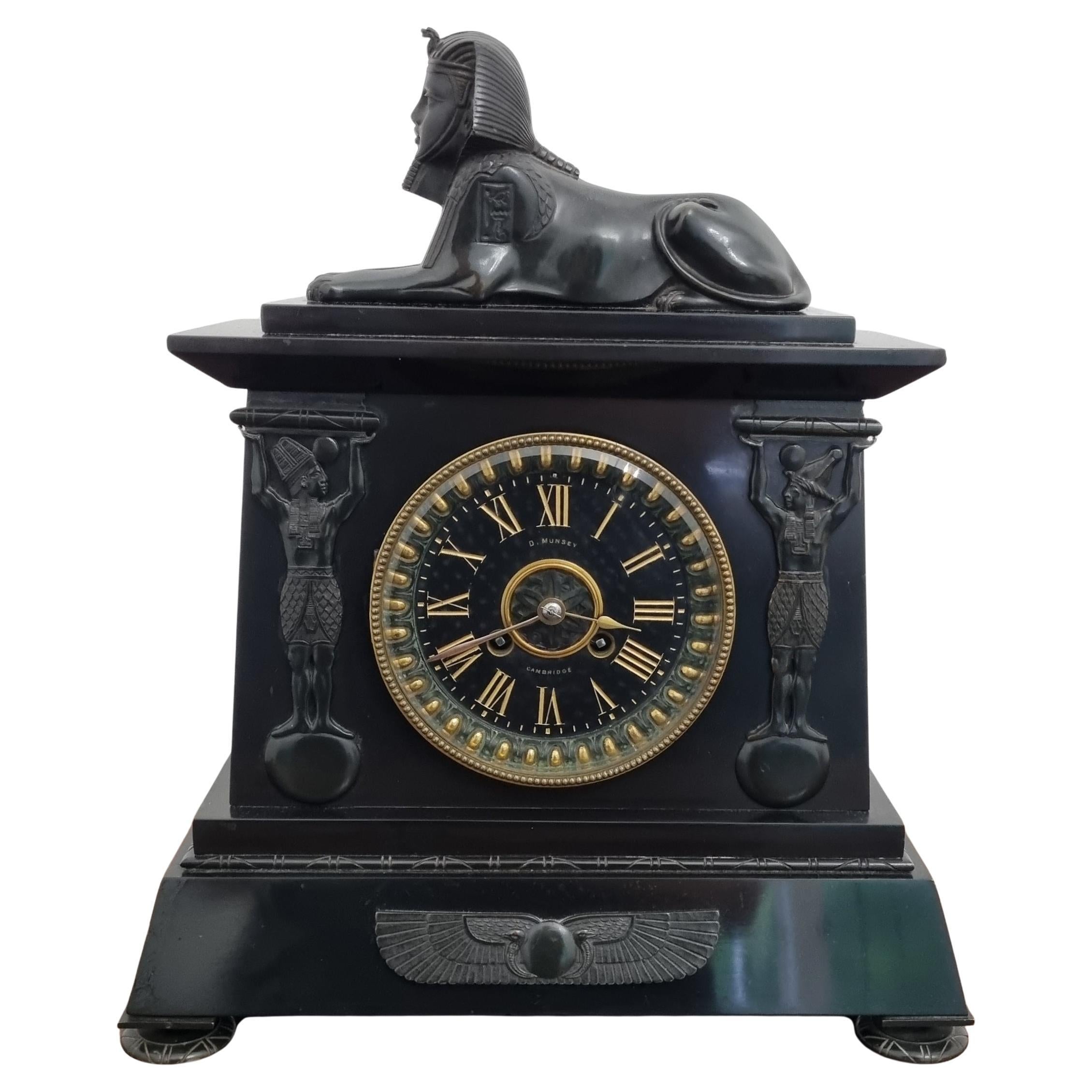 Reloj de chimenea de renacimiento egipcio del siglo XIX por D. Munsey de Cambridge en venta
