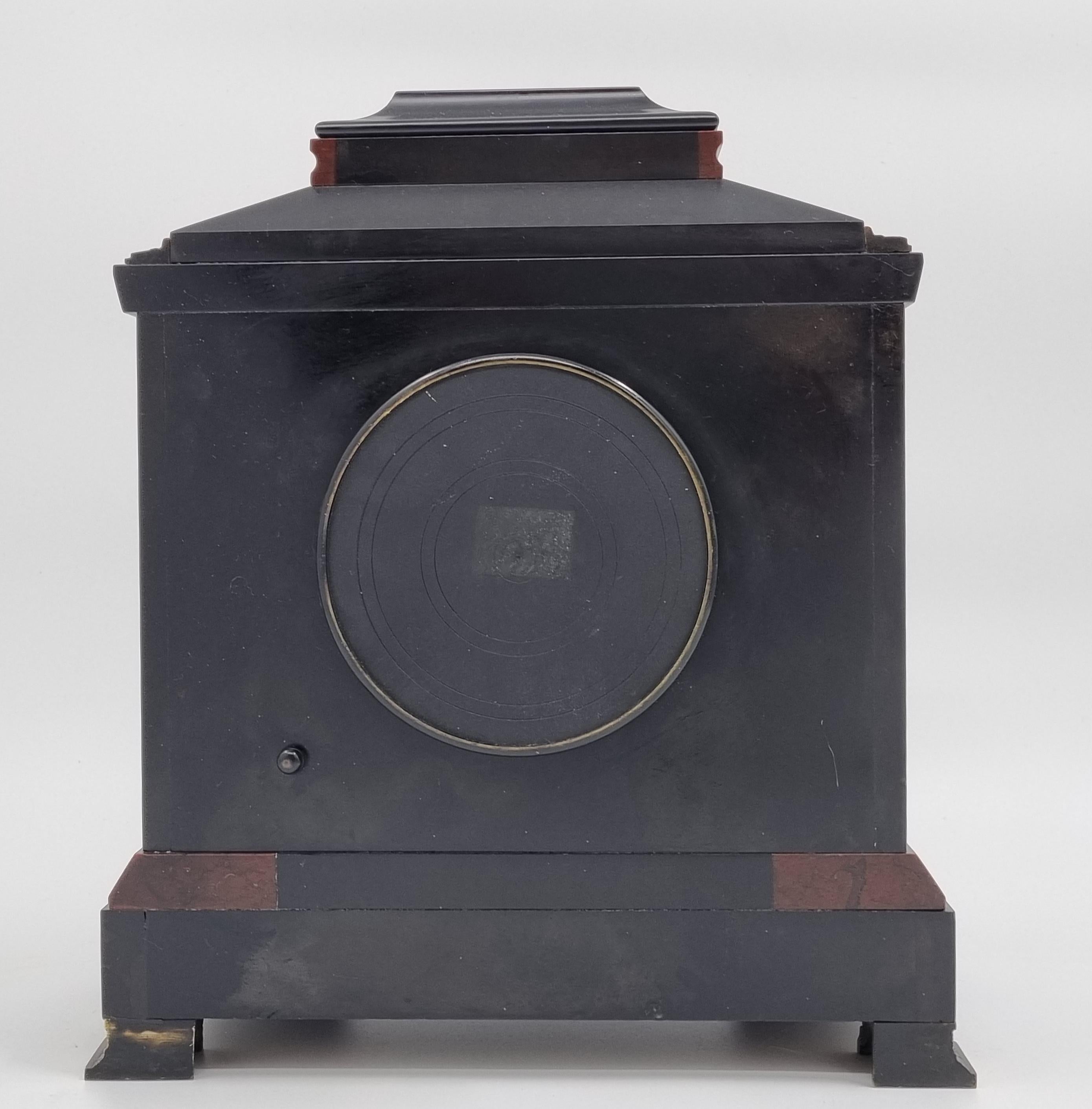 Horloge de cheminée du 19e siècle de style Revive égyptien en vente 3