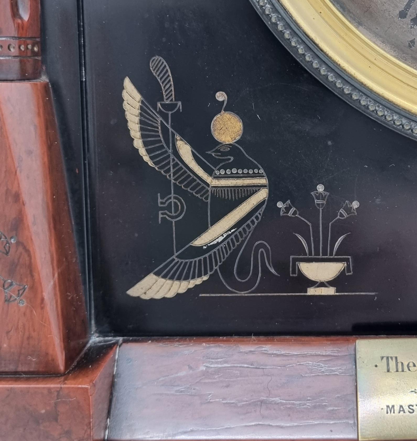 Horloge de cheminée du 19e siècle de style Revive égyptien en vente 5