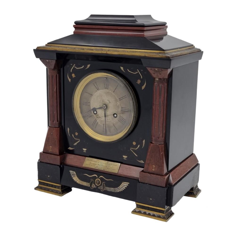 Horloge de cheminée du 19e siècle de style Revive égyptien
