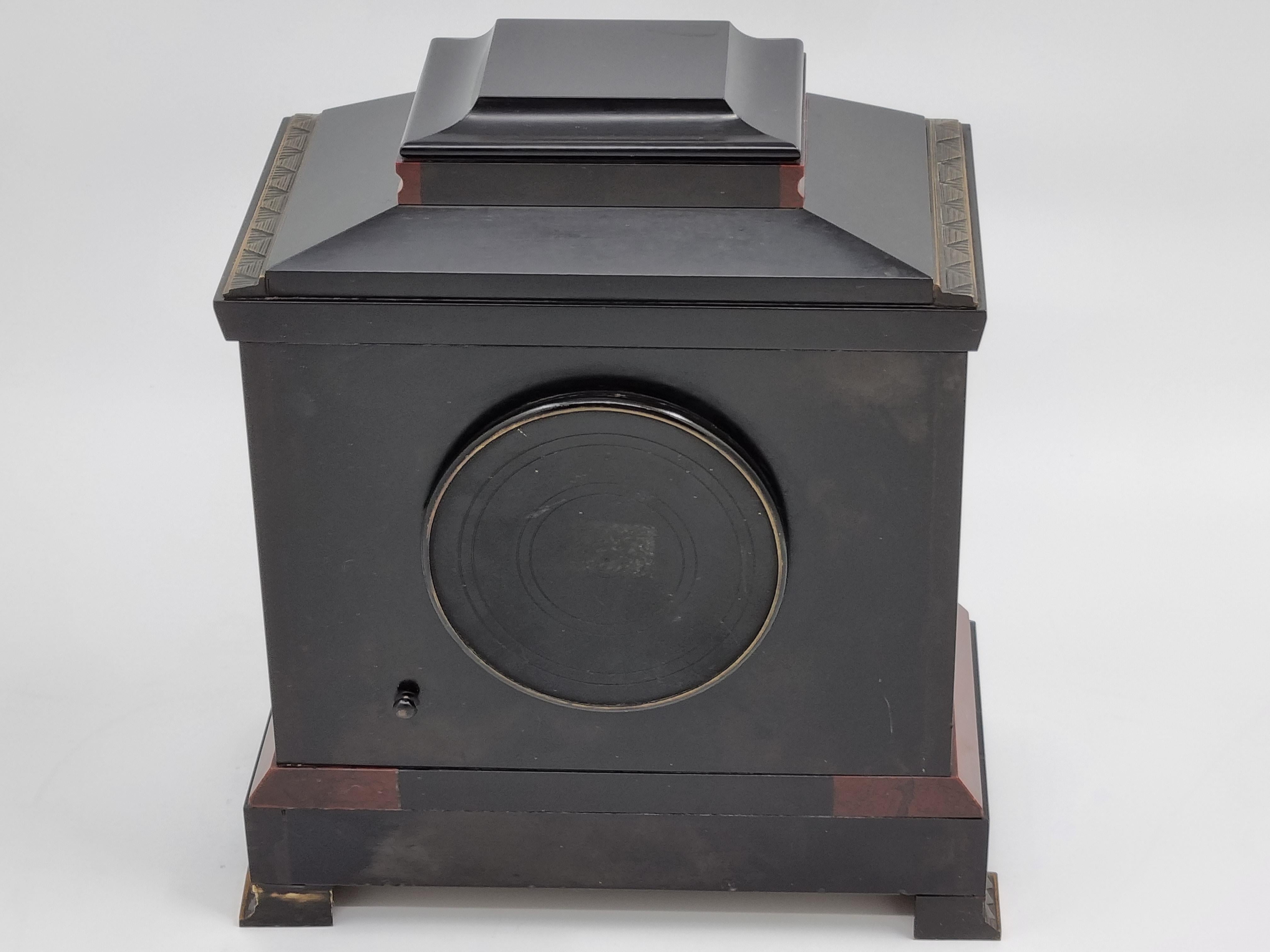 Horloge de cheminée du 19e siècle de style Revive égyptien en vente 2