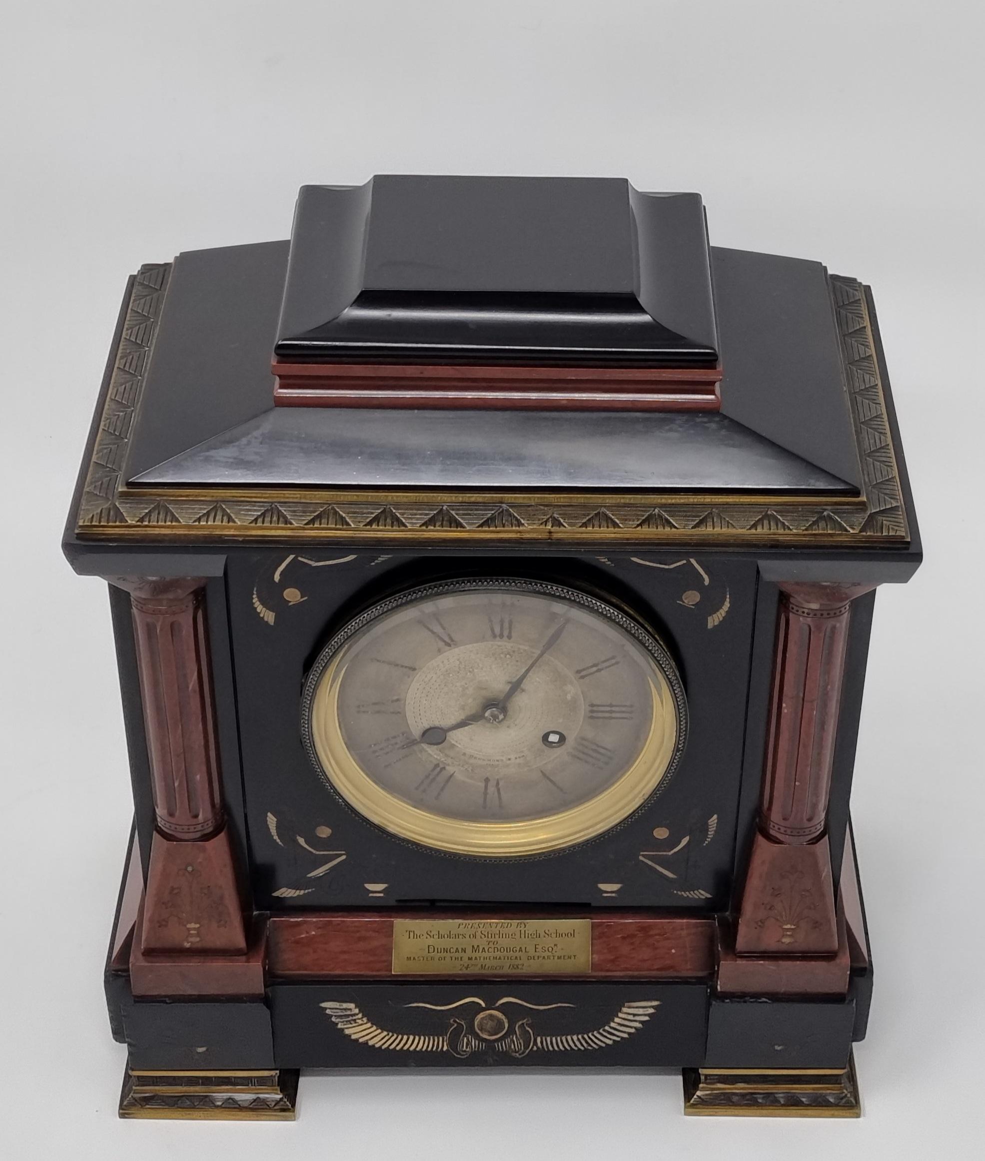 Gravé Horloge de cheminée néo-égyptienne du 19e siècle de la Stirling High School en vente