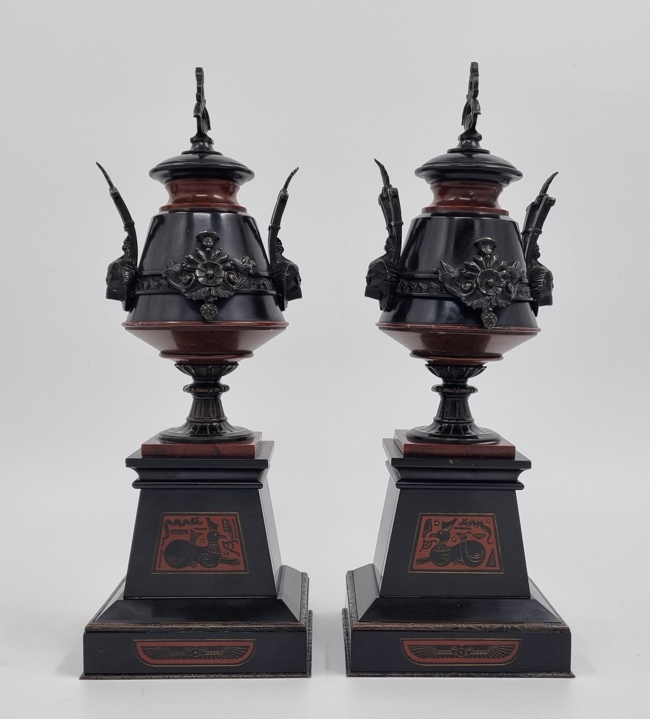 Coppia di splendide urne/cassette/orologio del XIX secolo in stile revival egiziano. Splendidamente decorato con motivi egiziani in bronzo fuso, tra cui maschere di faraoni su entrambi i lati e incisioni rosse con creature egizie. In ottime
