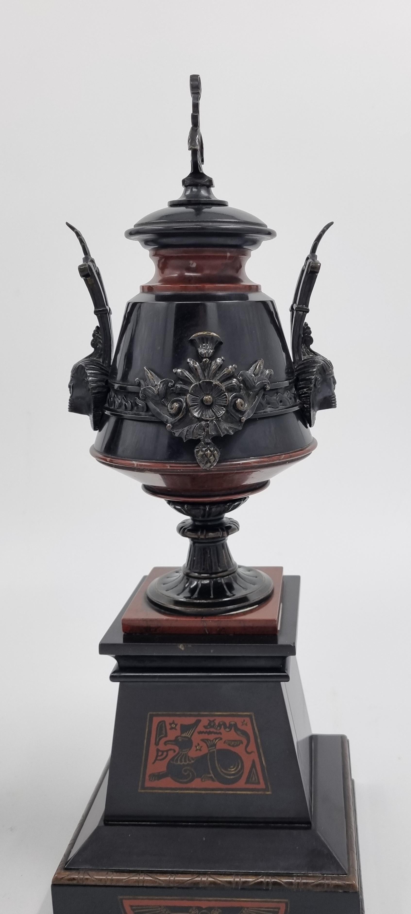 Francese Cassolette in marmo e bronzo del XIX secolo in stile revival egizio in vendita