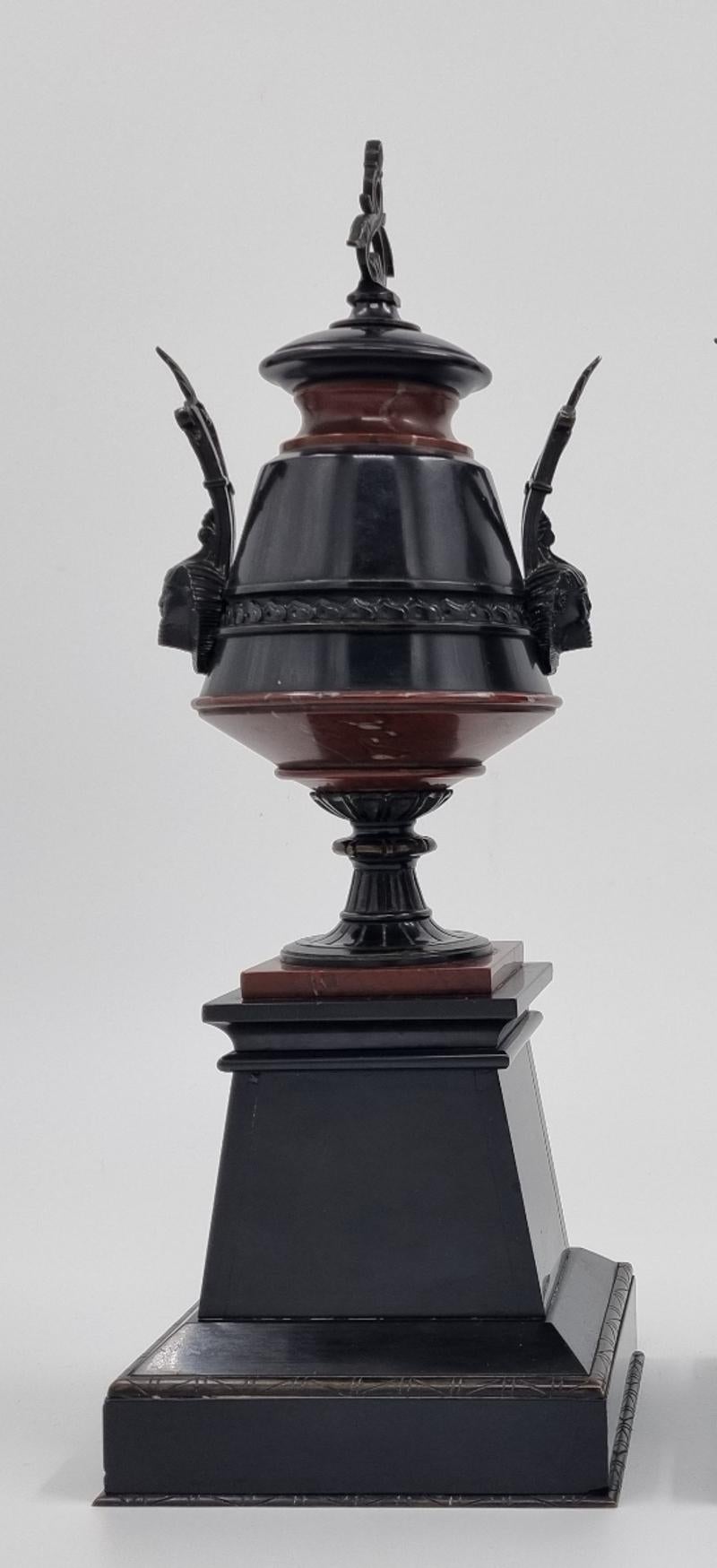 Cassolette in marmo e bronzo del XIX secolo in stile revival egizio in vendita 1