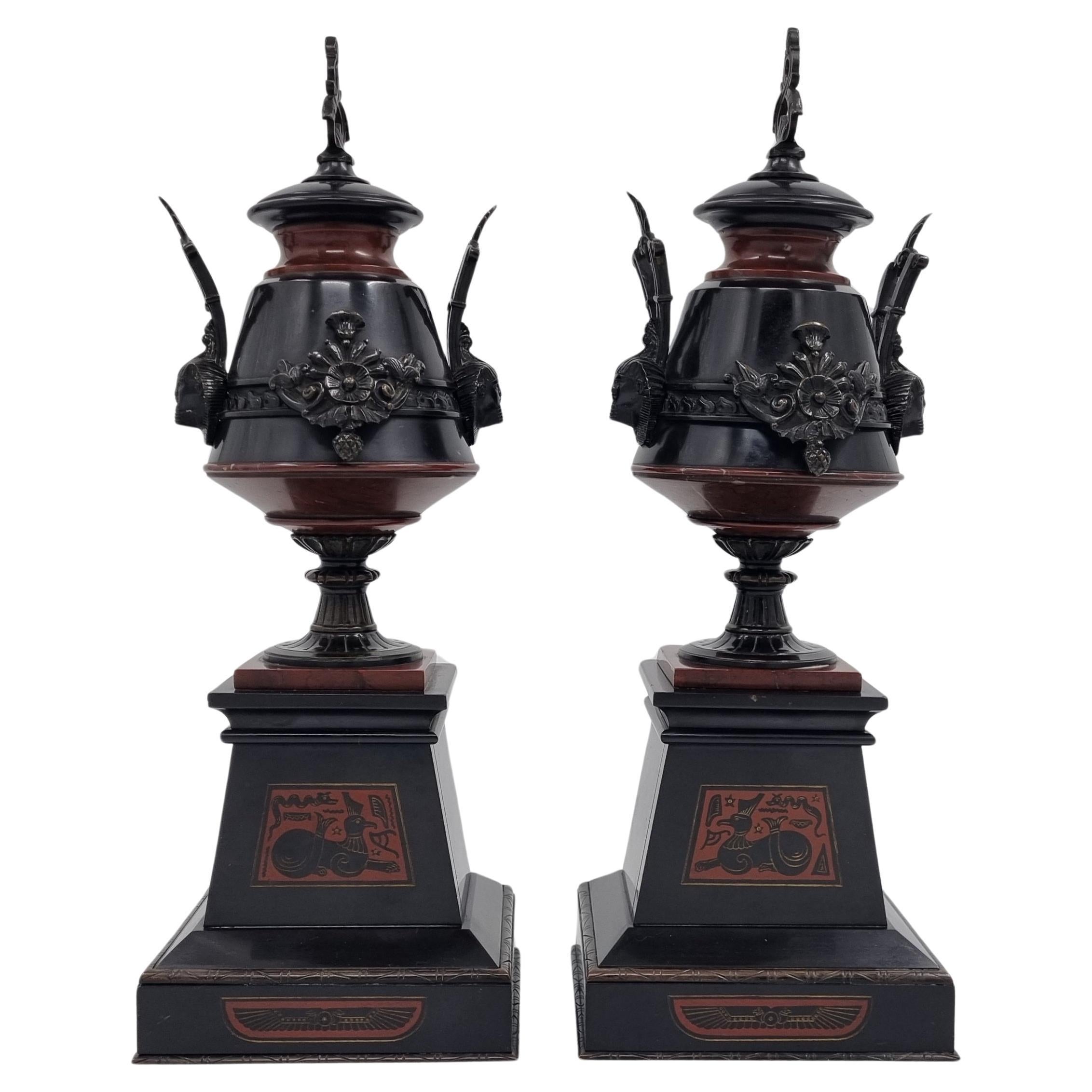 Ägyptisches Revival des 19. Jahrhunderts Marmor- und Bronze-Kassetten / Urnen