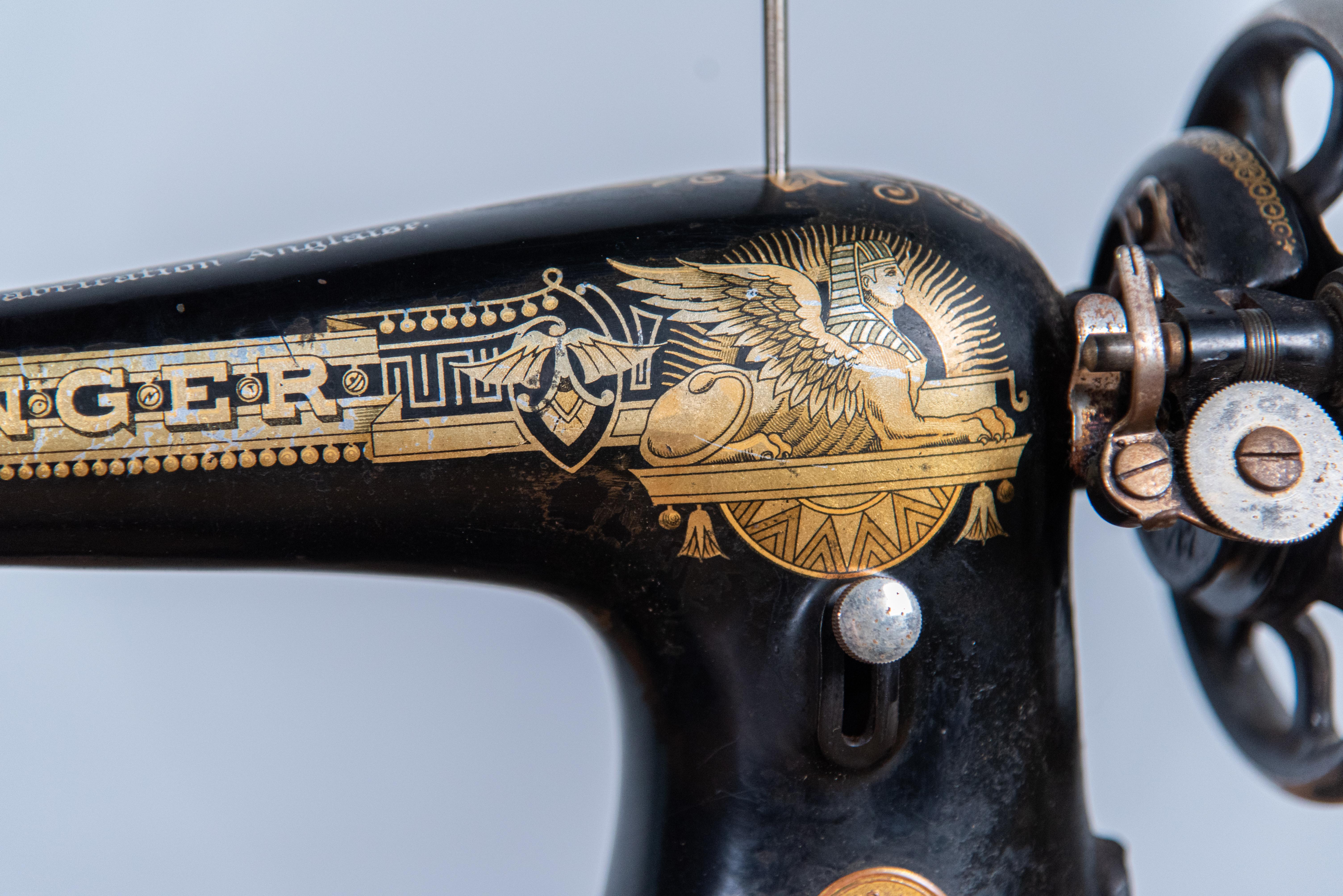 Machine à coudre à Singer de style néo-égyptien du 19ème siècle  en vente 2