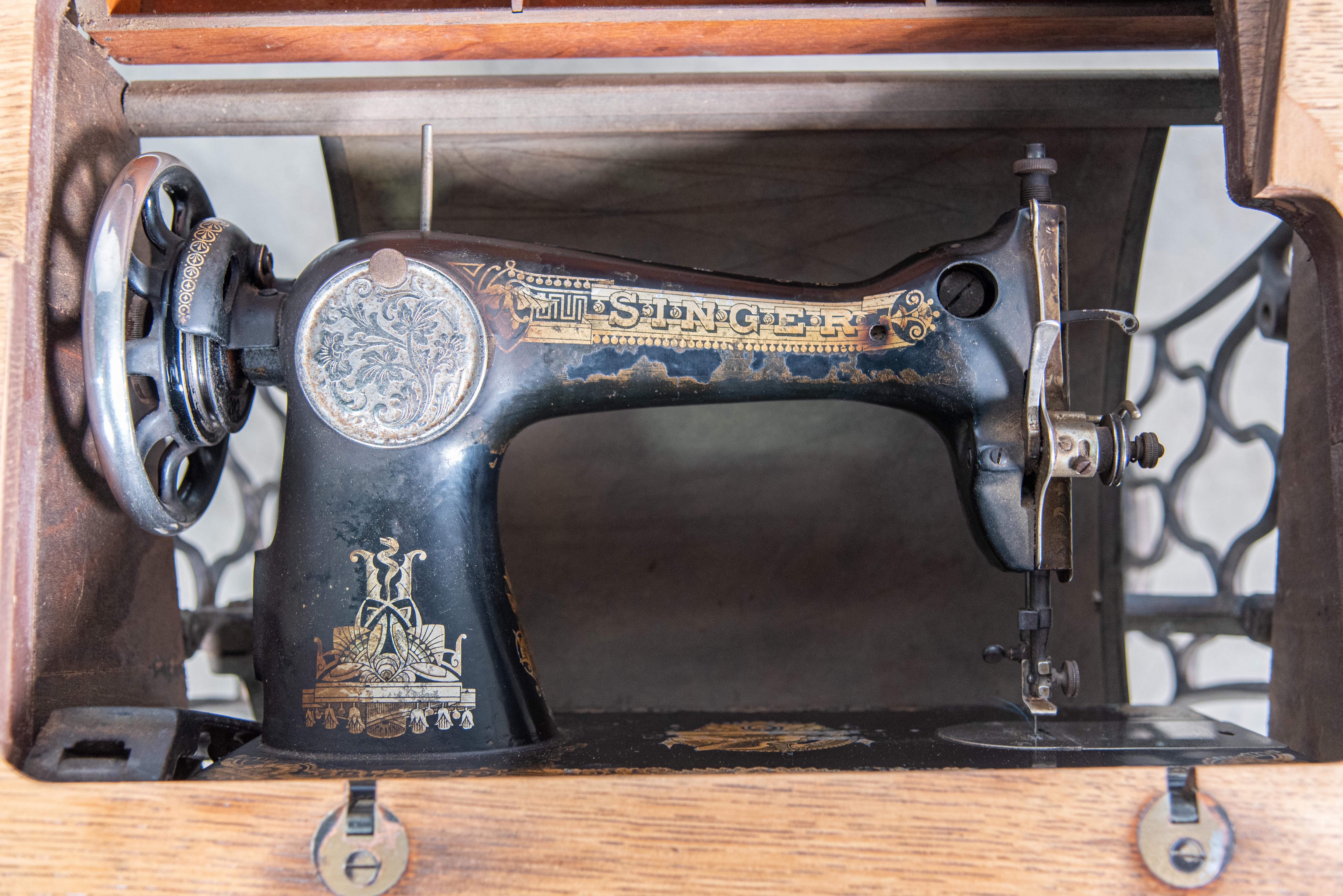 Machine à coudre à Singer de style néo-égyptien du 19ème siècle  en vente 4