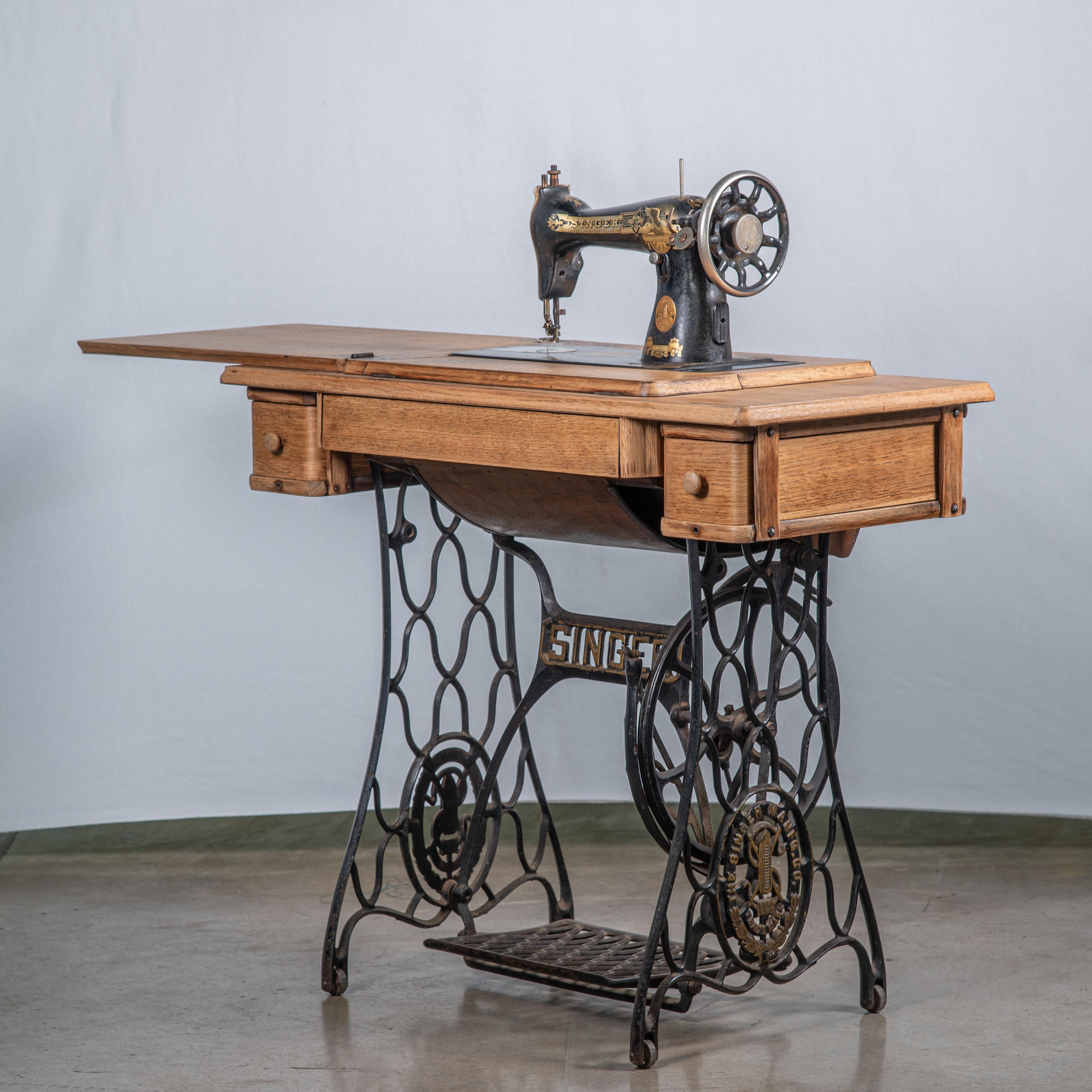 19th Century Egyptian Revival Style Singer Sewing Machine  For Sale 1