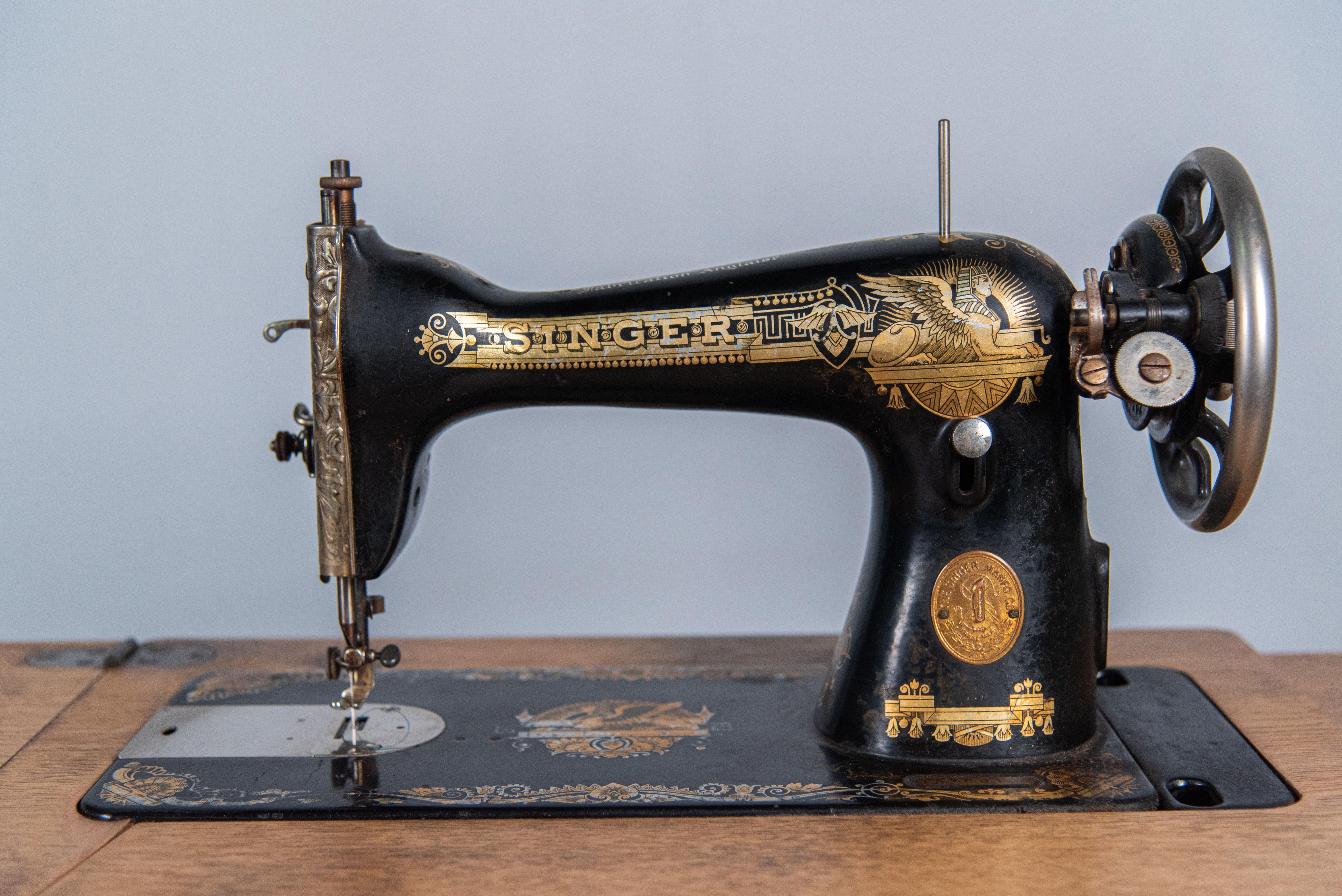Machine à coudre à Singer de style néo-égyptien du 19ème siècle  en vente 1
