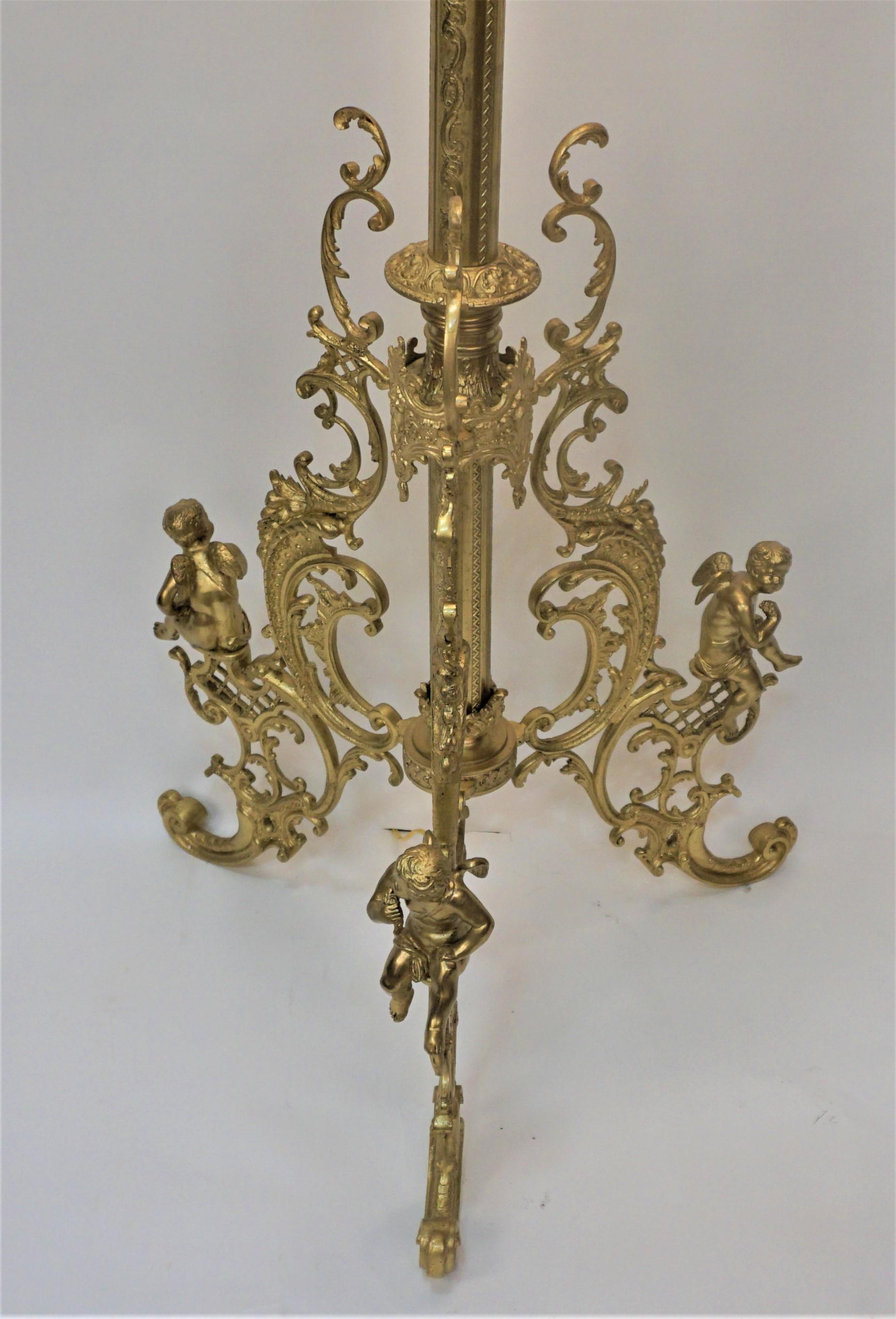 Belle lampe à huile en bronze du 19ème siècle qui a été électrifiée avec une chaîne à trois branches et équipée d'un abat-jour en soie plissée