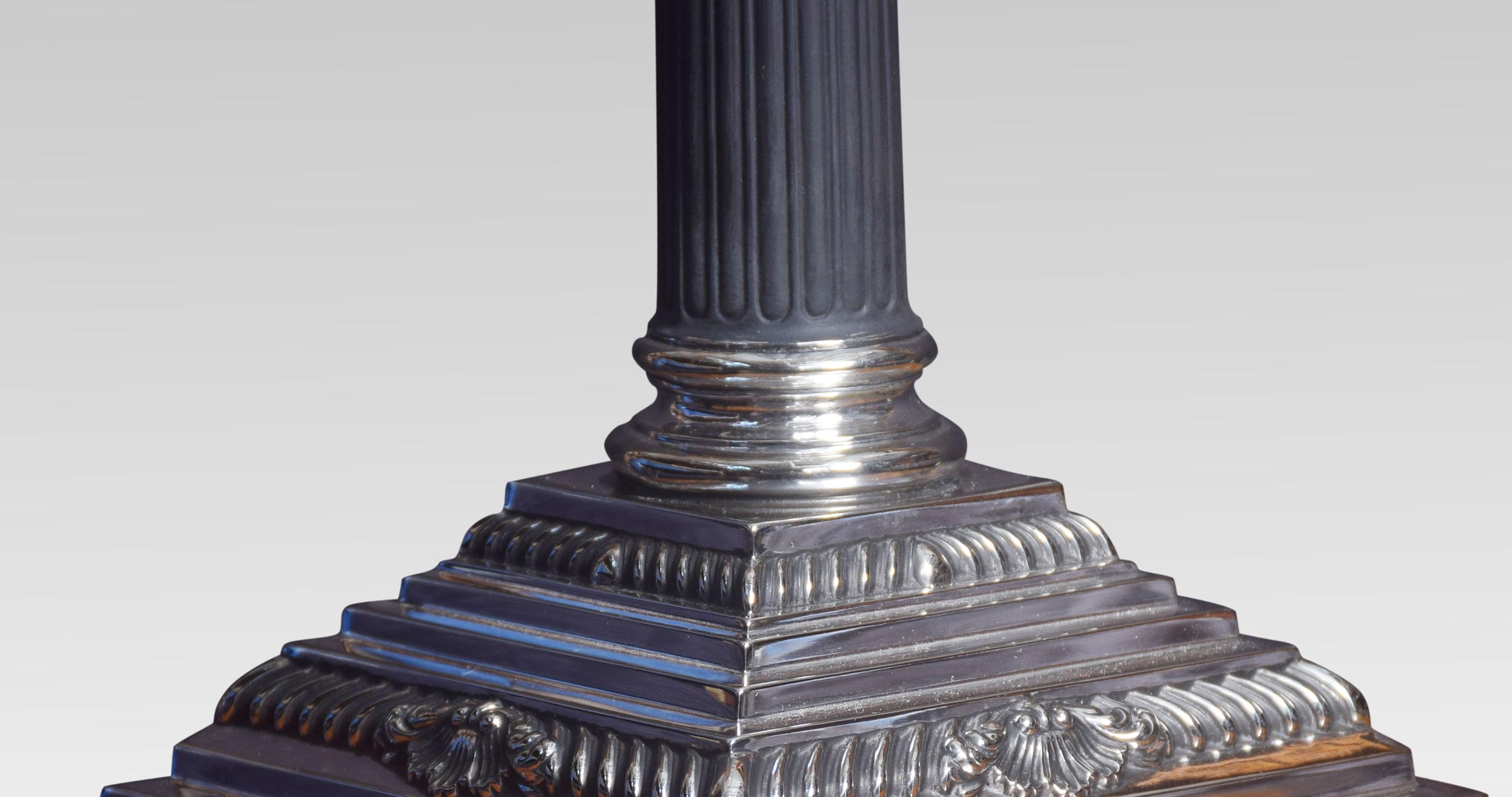 Britannique Lampe de table à colonne corinthienne électroplaquée du XIXe siècle en vente
