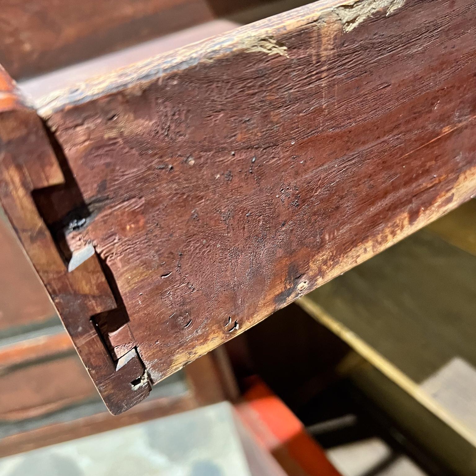 Elegante antike rote chinesische Schrank-Hochzeitskommode aus dem 19. Jahrhundert (Messing) im Angebot
