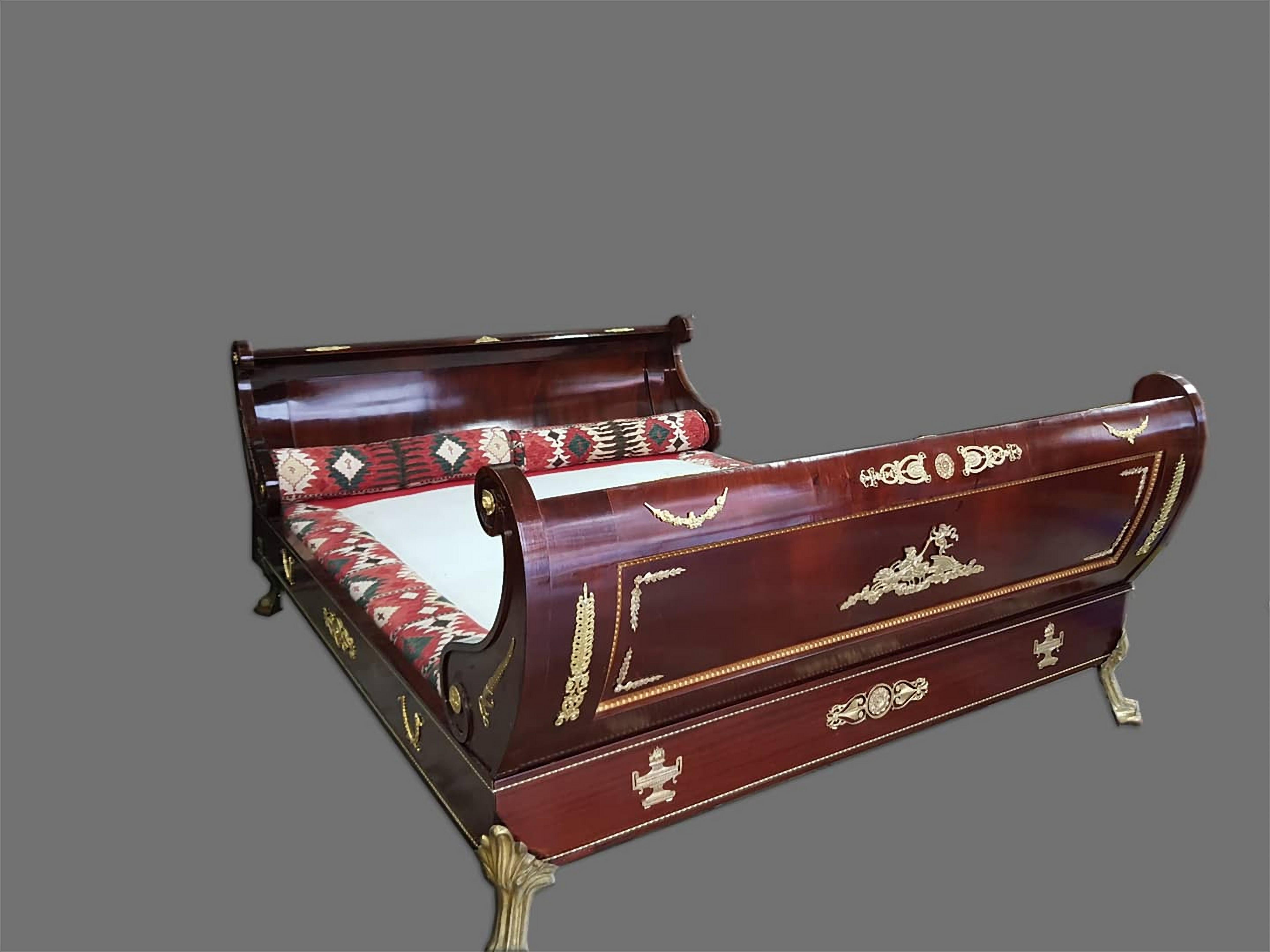 Elegant and rare bed.
Made of mahogany wood, with important finely chiseled and gilded bronze friezes.