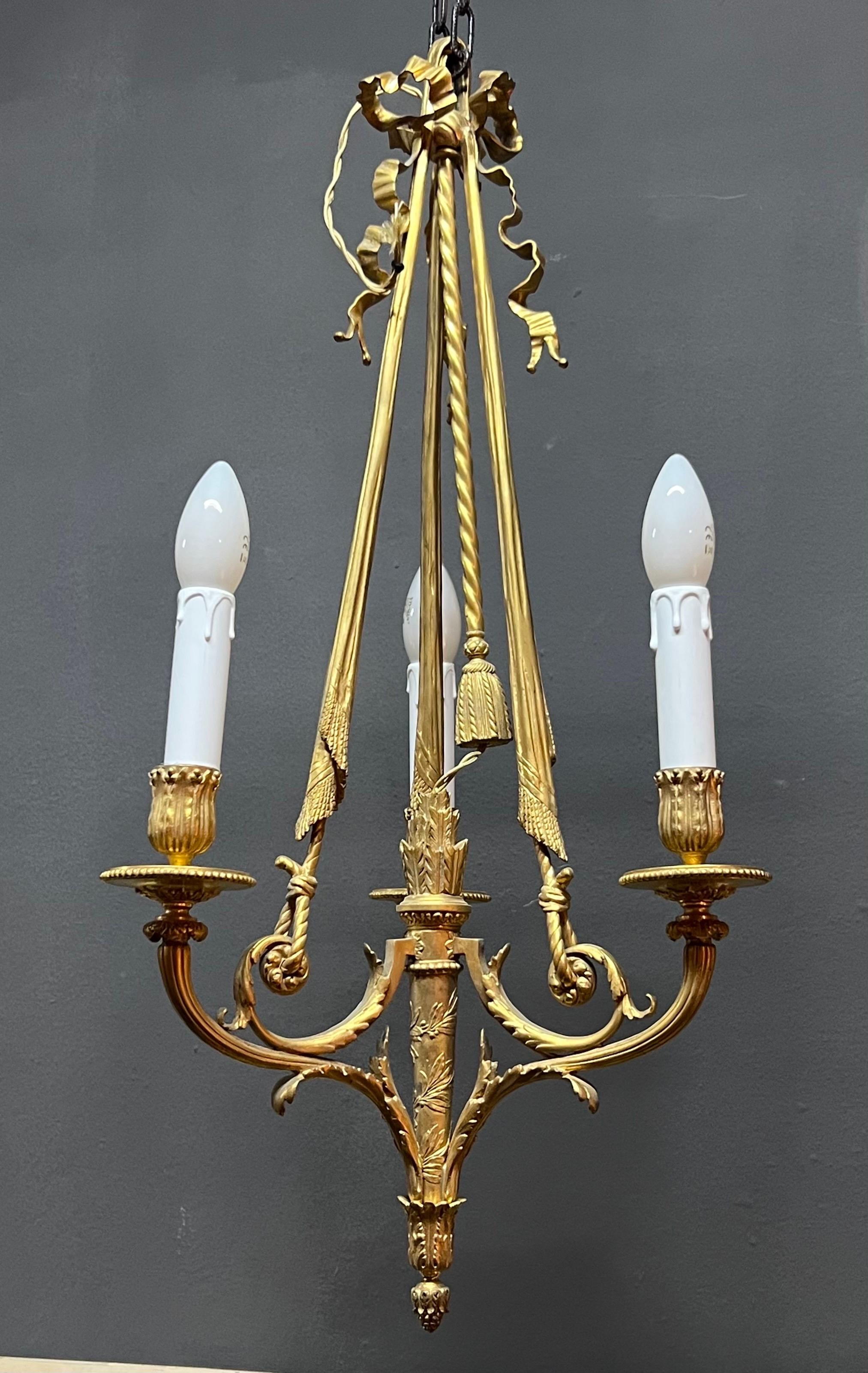 Elegante araña francesa de bronce dorado del siglo XIX, estilo Luis XVI

Añade sofisticación atemporal a tu interior con esta exquisita lámpara de araña de estilo Luis XVI. Fabricada en bronce dorado, esta lámpara de tres luces presenta elegantes