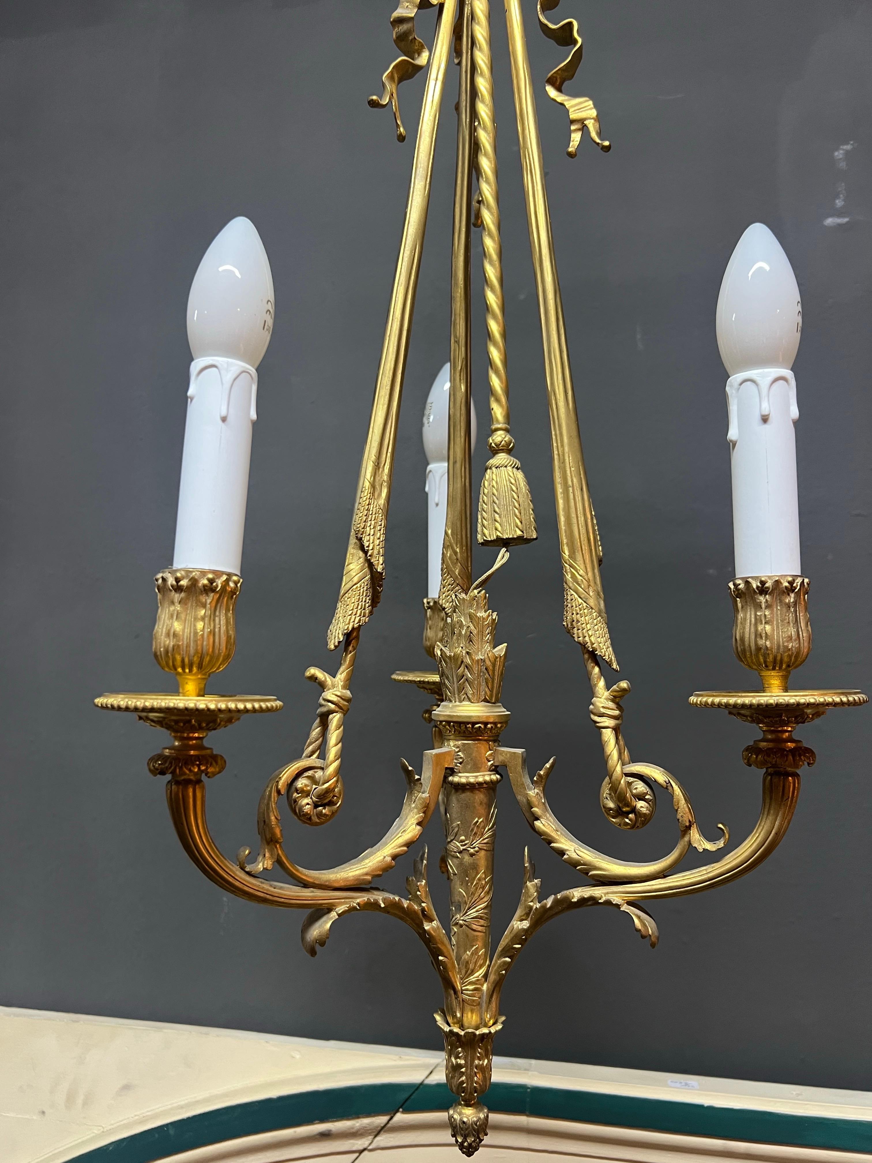 Siglo XIX Elegante araña francesa de bronce dorado estilo Luis XVI Francés en venta