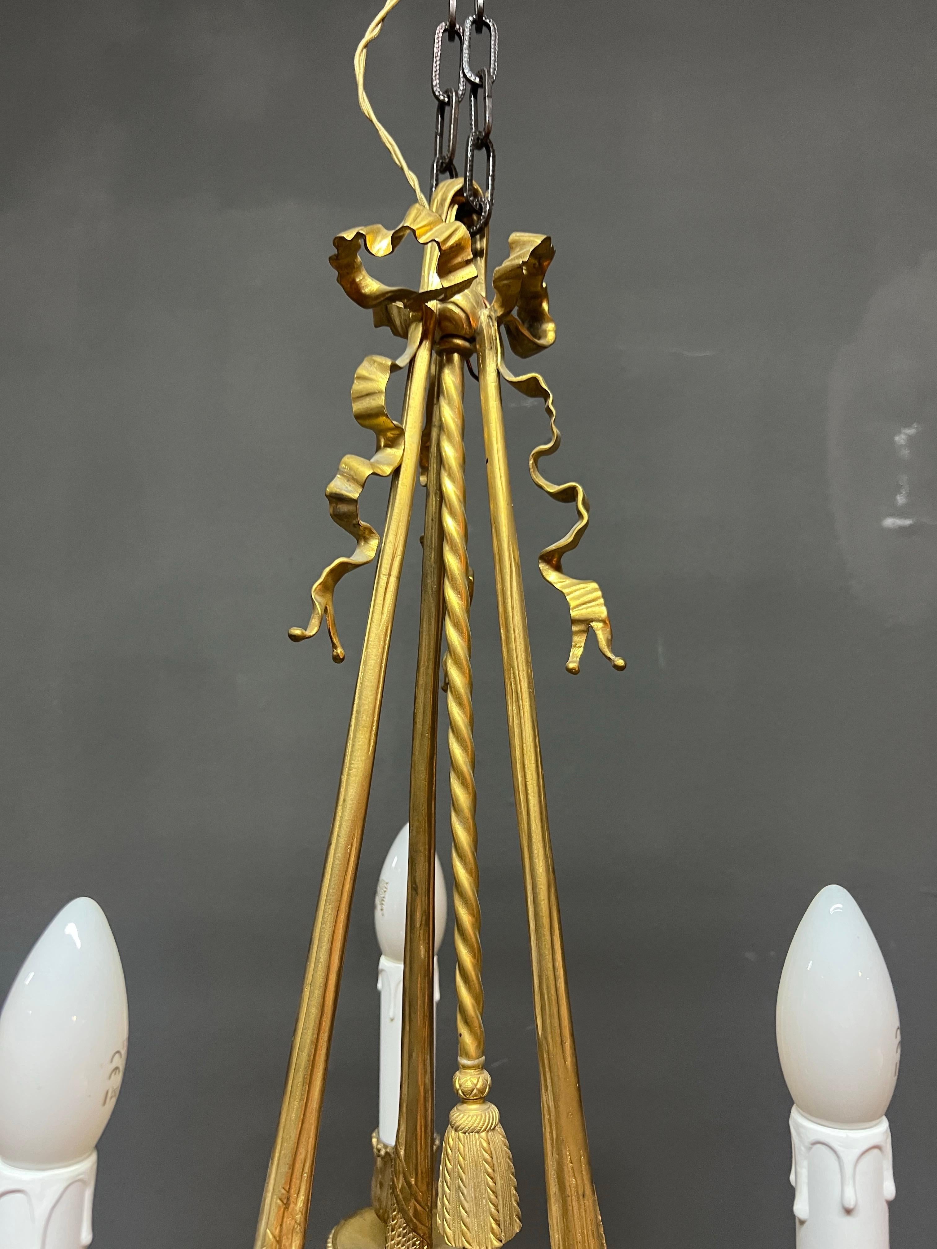 Siglo XIX Elegante araña francesa de bronce dorado estilo Luis XVI en Bueno estado para la venta en Sofia, BG