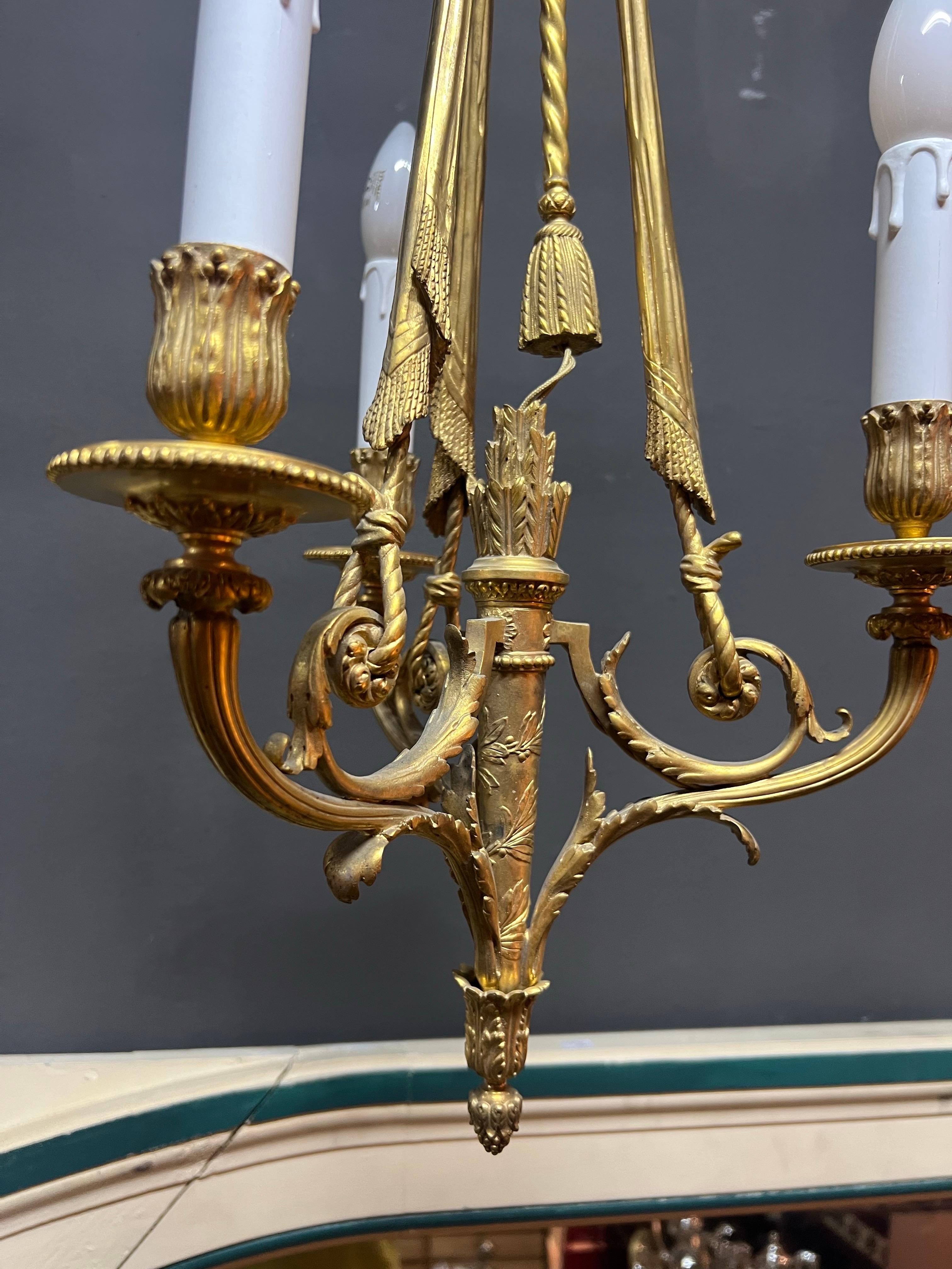 Siglo XIX Elegante araña francesa de bronce dorado estilo Luis XVI siglo XIX en venta