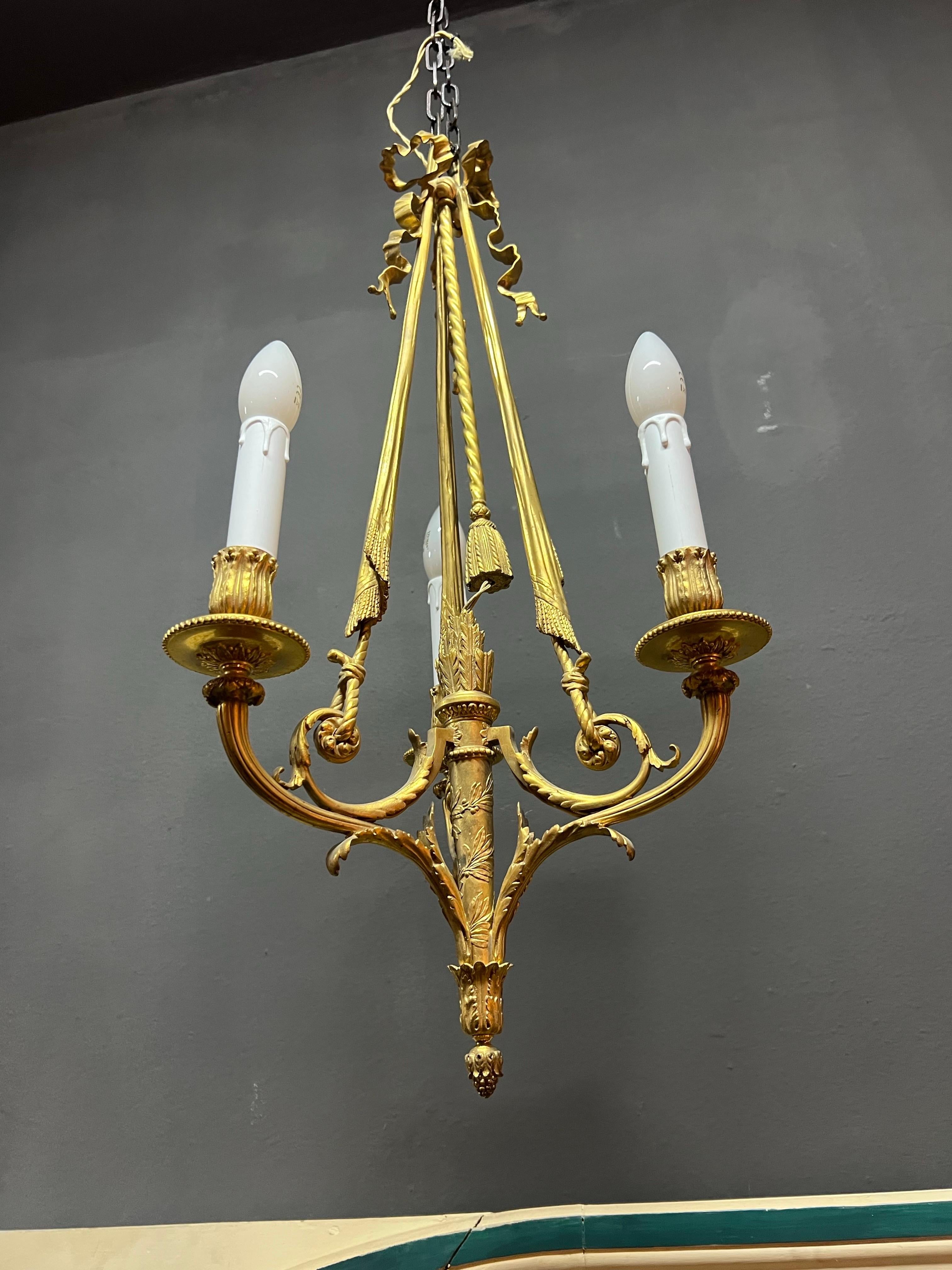Siglo XIX Elegante araña francesa de bronce dorado estilo Luis XVI Bronce en venta