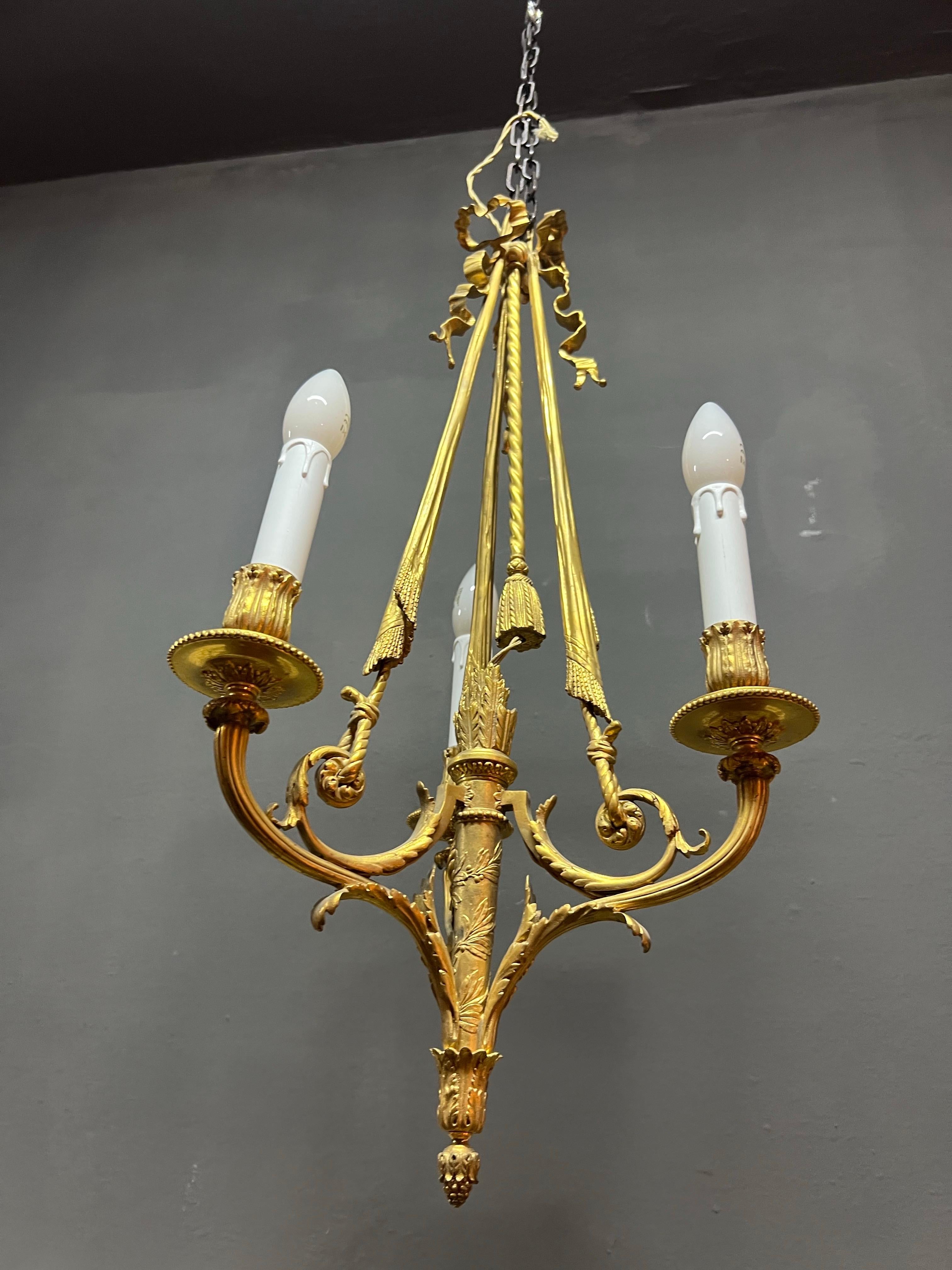 Siglo XIX Elegante araña francesa de bronce dorado estilo Luis XVI en venta 1