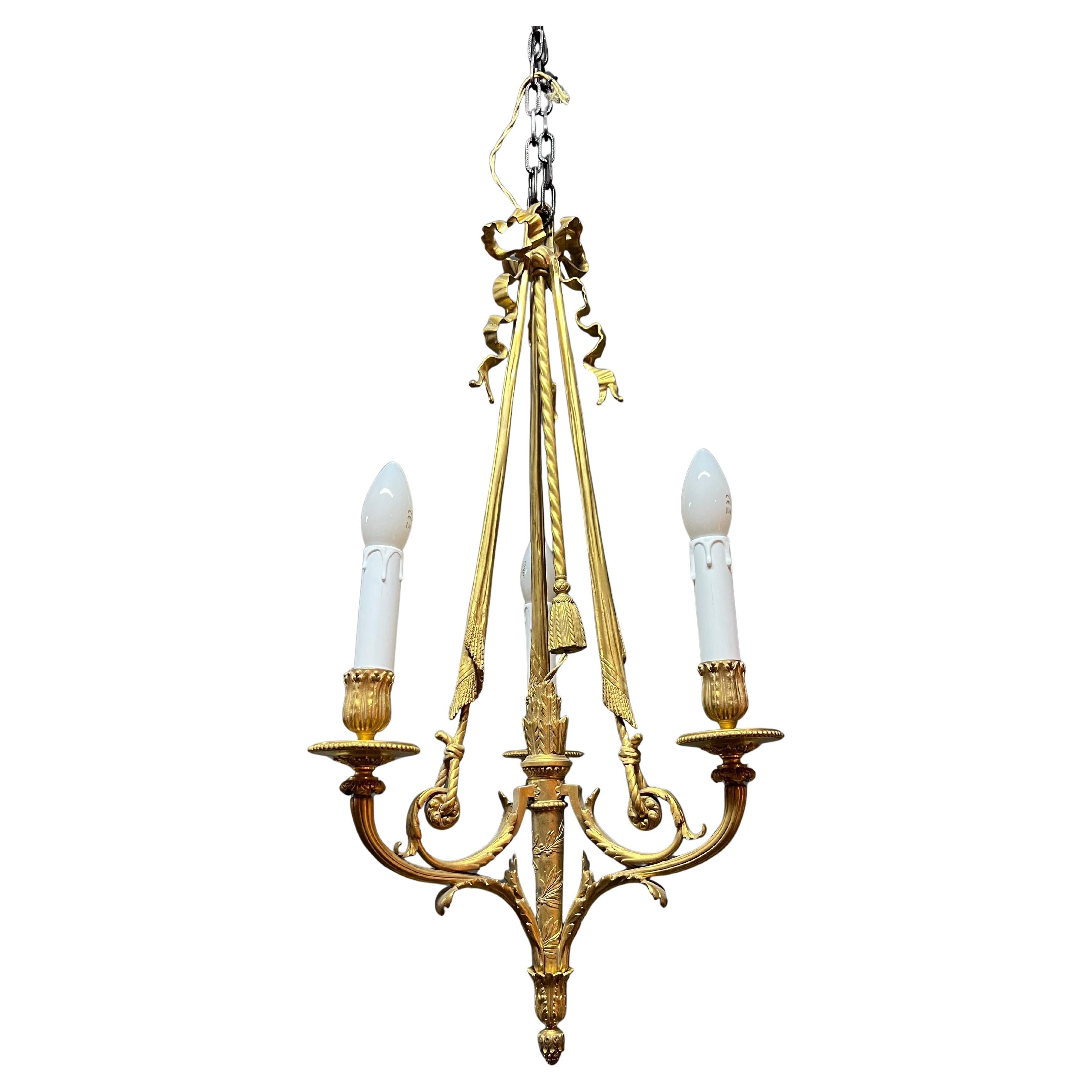Siglo XIX Elegante araña francesa de bronce dorado estilo Luis XVI