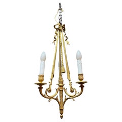 Siglo XIX Elegante araña francesa de bronce dorado estilo Luis XVI