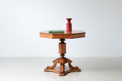 19th century Elegant polychrome wood tea table with inlays