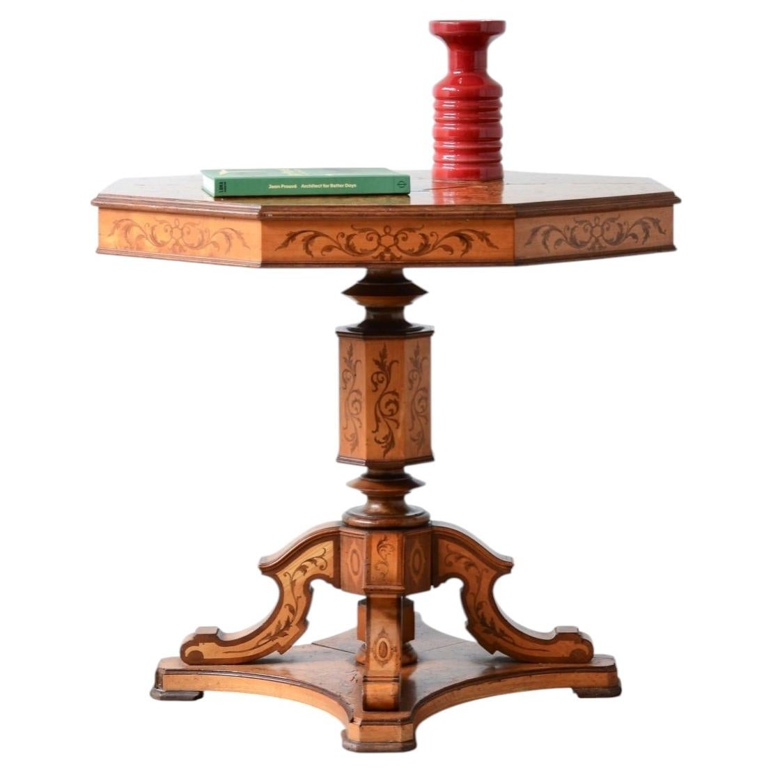 19th century Elegant polychrome wood tea table with inlays For Sale