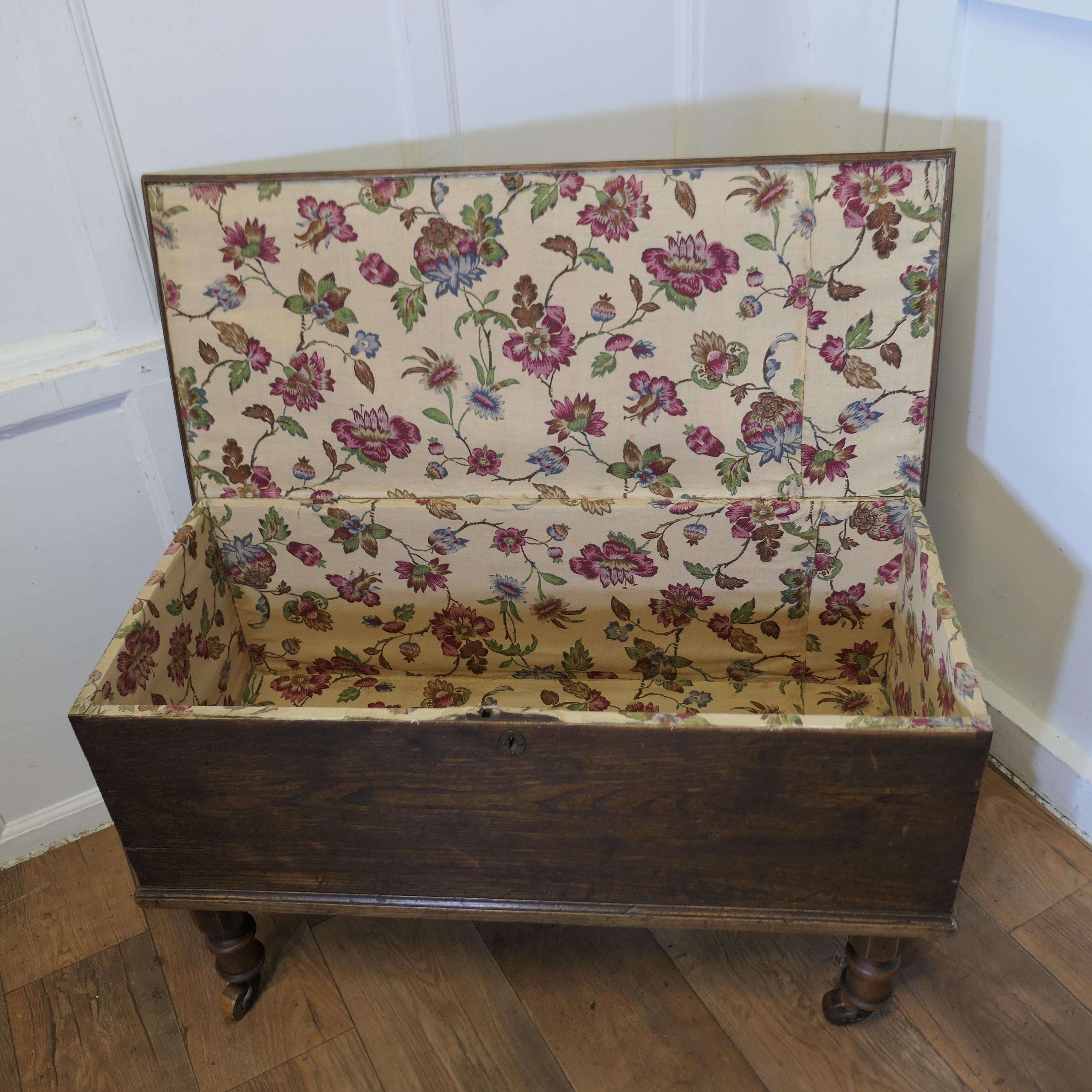 19th Century Elm Box on Wheels  This is a good elm box In Good Condition For Sale In Godshill, Isle of Wight