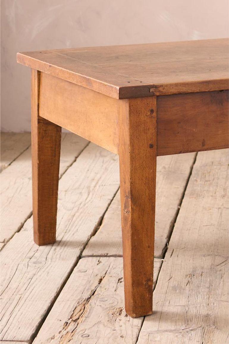 Il s'agit d'une très belle table basse du 19e siècle en orme et en ce qui semble être du cerisier. Magnifique patine avec une grande brillance sur le dessus. Le tiroir caché est un détail charmant et offre de nombreux rangements. Très bon état