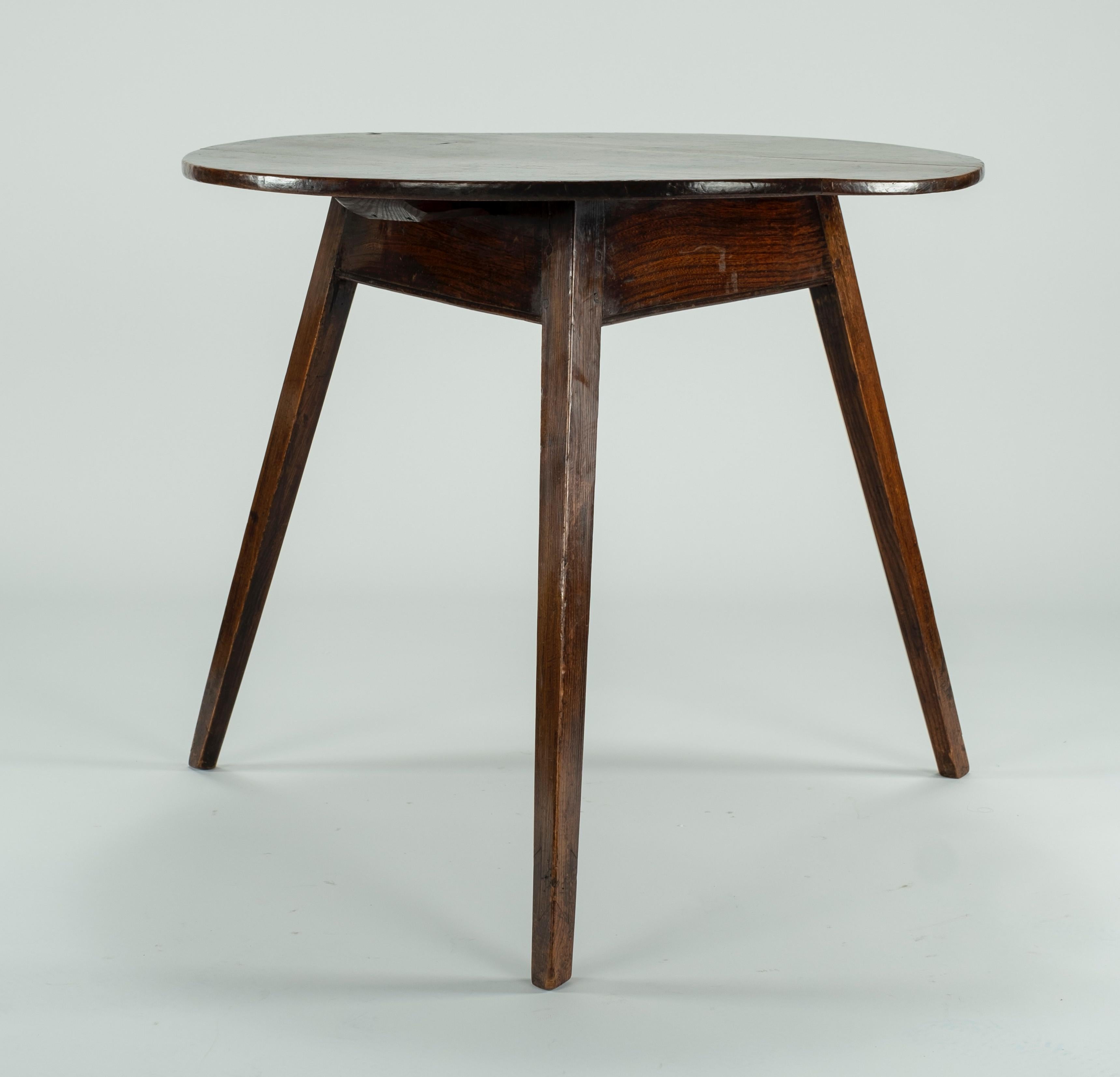 19th Century Elm Cricket Table In Good Condition In Houston, TX