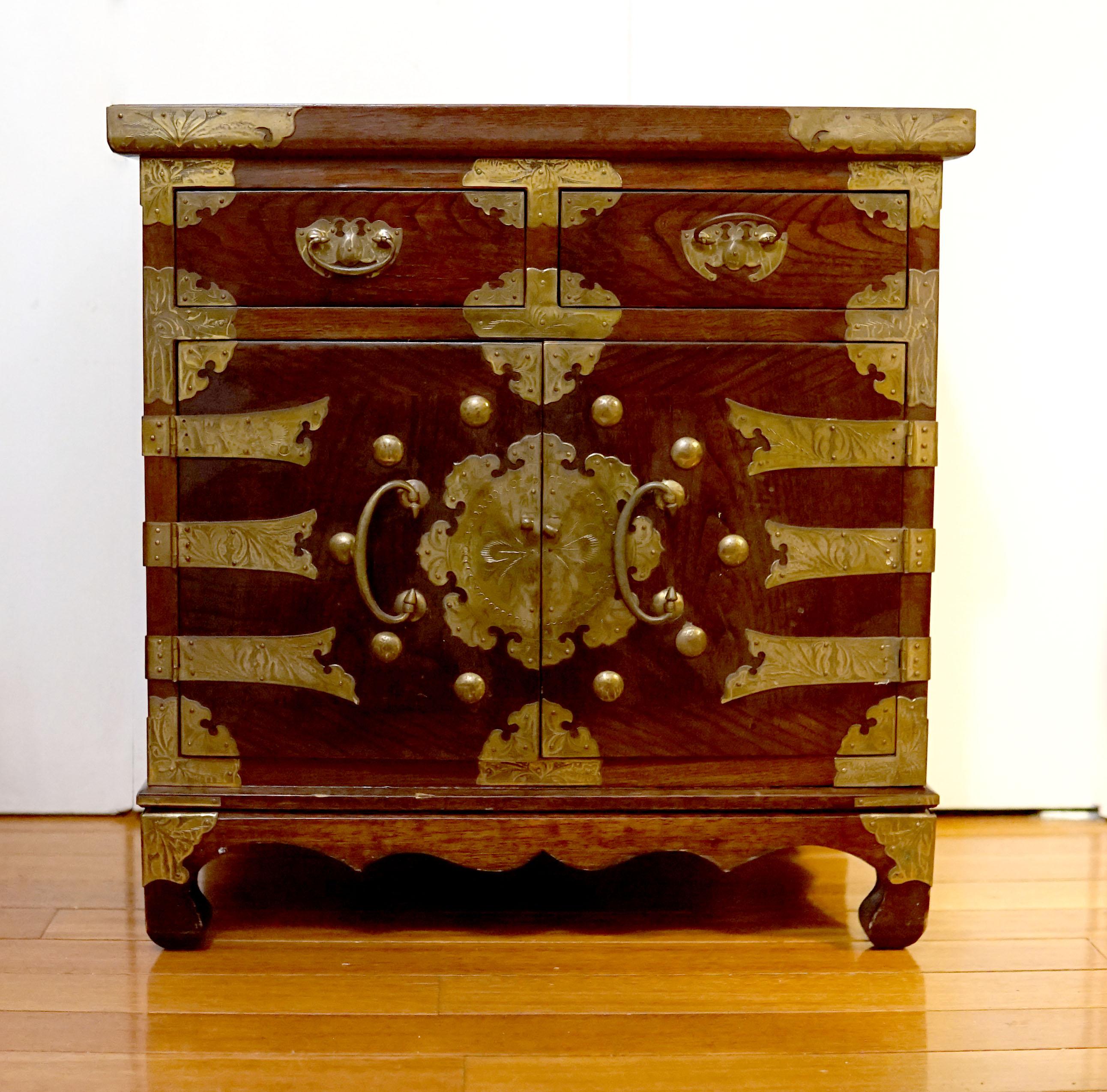 19th Century Elm Wood and Brass Korean Tansu Chest with Drawers For Sale 3