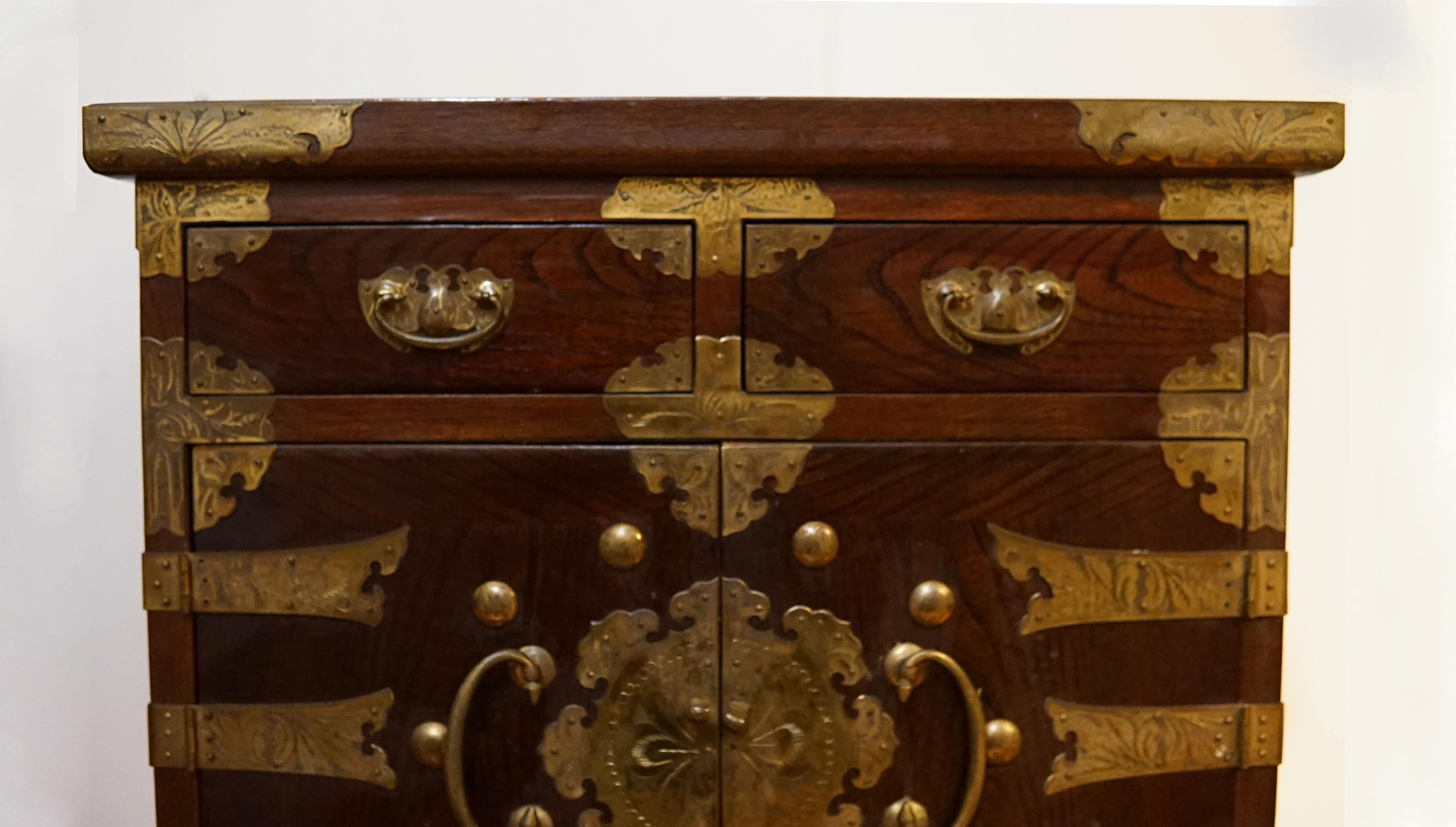 Chinoiserie 19th Century Elm Wood and Brass Korean Tansu Chest with Drawers For Sale