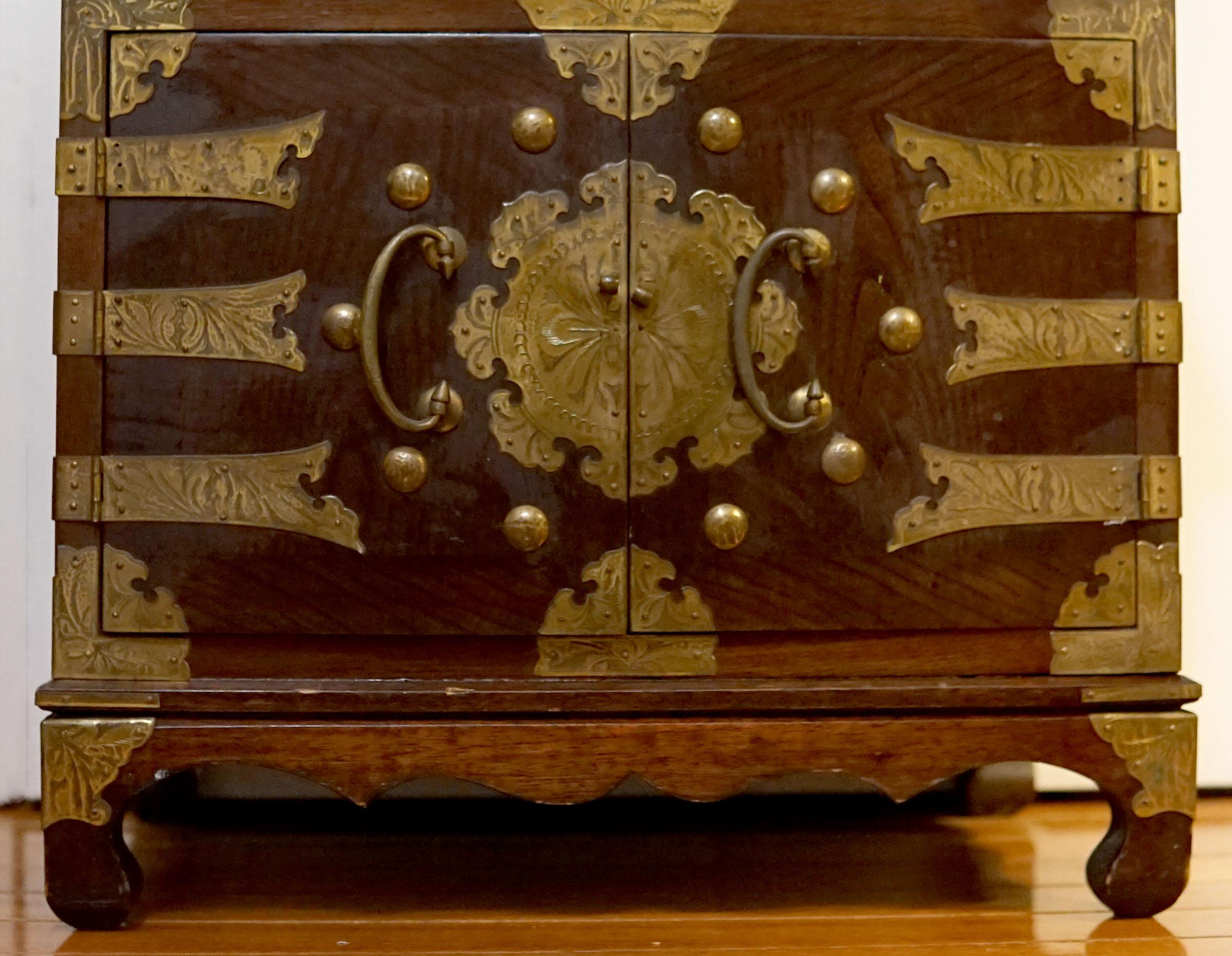 Woodwork 19th Century Elm Wood and Brass Korean Tansu Chest with Drawers For Sale