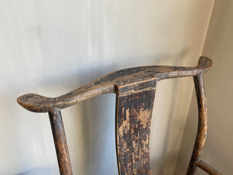 Antique high-backed Elm chairs with a smooth back support.
At first this type of chair was used by royalty but then spread to the elite classe.
The curves of the back splat and the arms give dynamism to the design.
Beautiful patina through