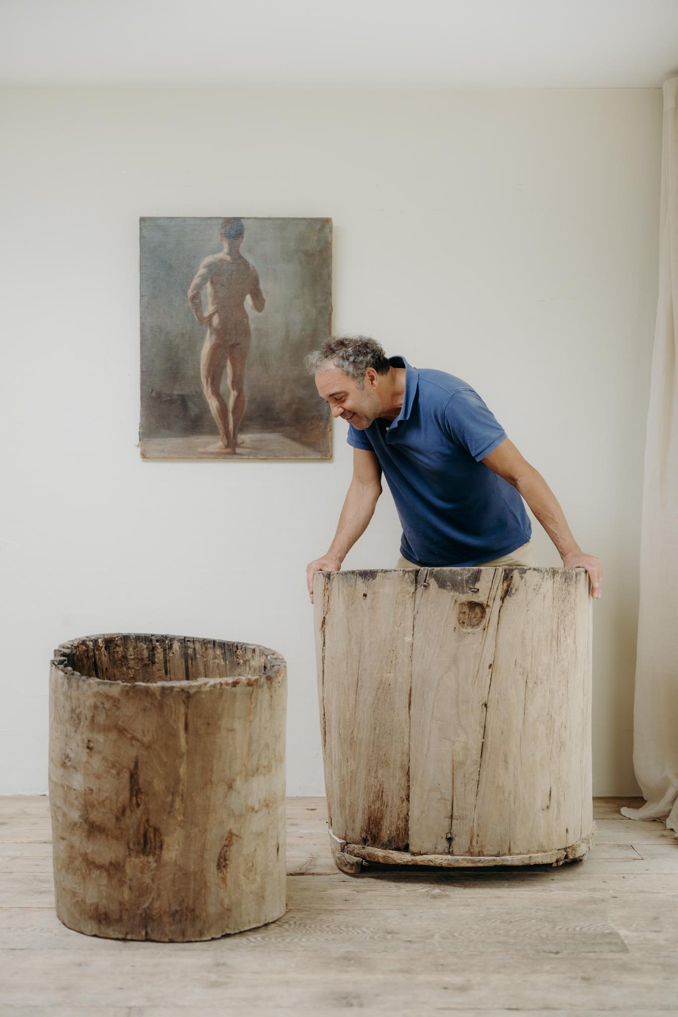 una fioriera o un oggetto decorativo a forma di tronco di piroga molto grande, con un'ottima patina ... 
questo è quello più grande nelle foto... 