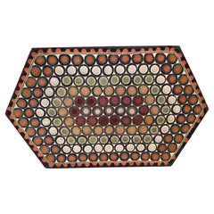 19e s. Tapis à un sou hexagonal allongé, monté pour être suspendu