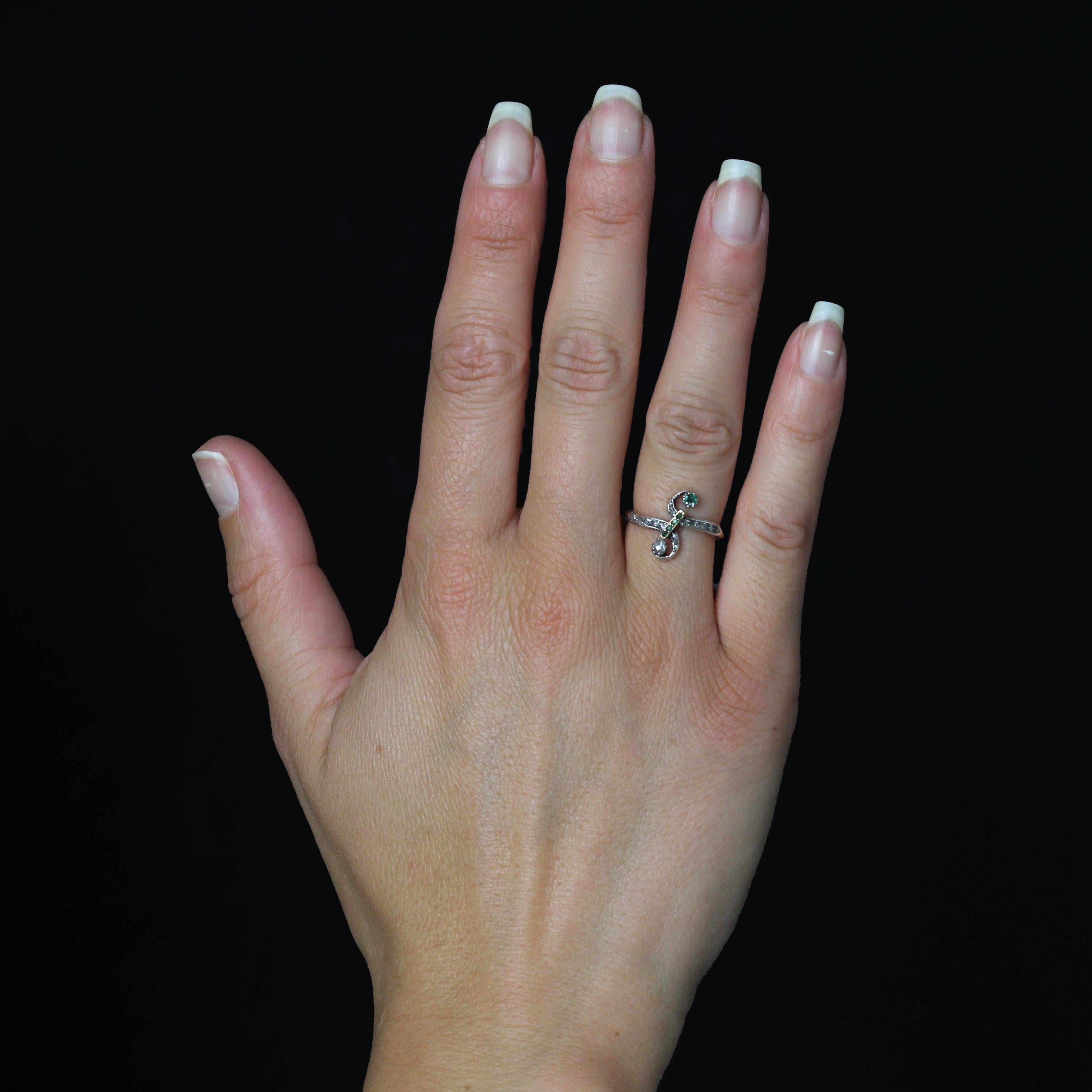 Ring aus 18 Karat Roségold.
Dieser bezaubernde antike Ring zeichnet sich durch zwei geschwungene Linien aus, die oben mit Diamanten im Rosenschliff besetzt sind. Die eine Linie endet mit einem runden Smaragd und die andere mit einem ovalen Diamanten