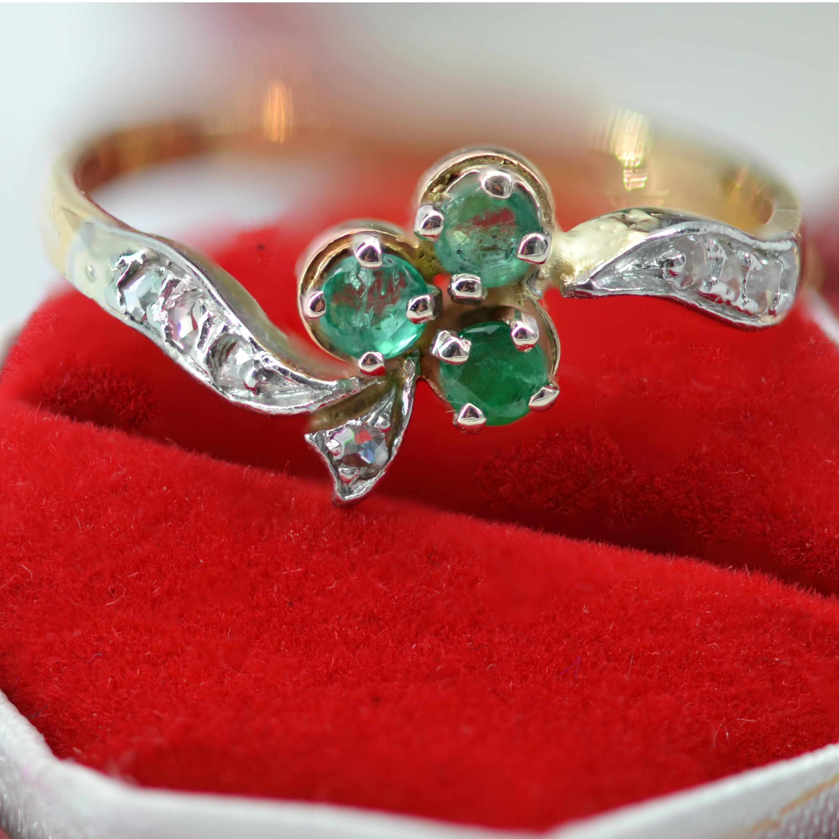 19th Century Emerald Diamonds 18 Karat Yellow Gold Clover Shape Ring For Sale 8
