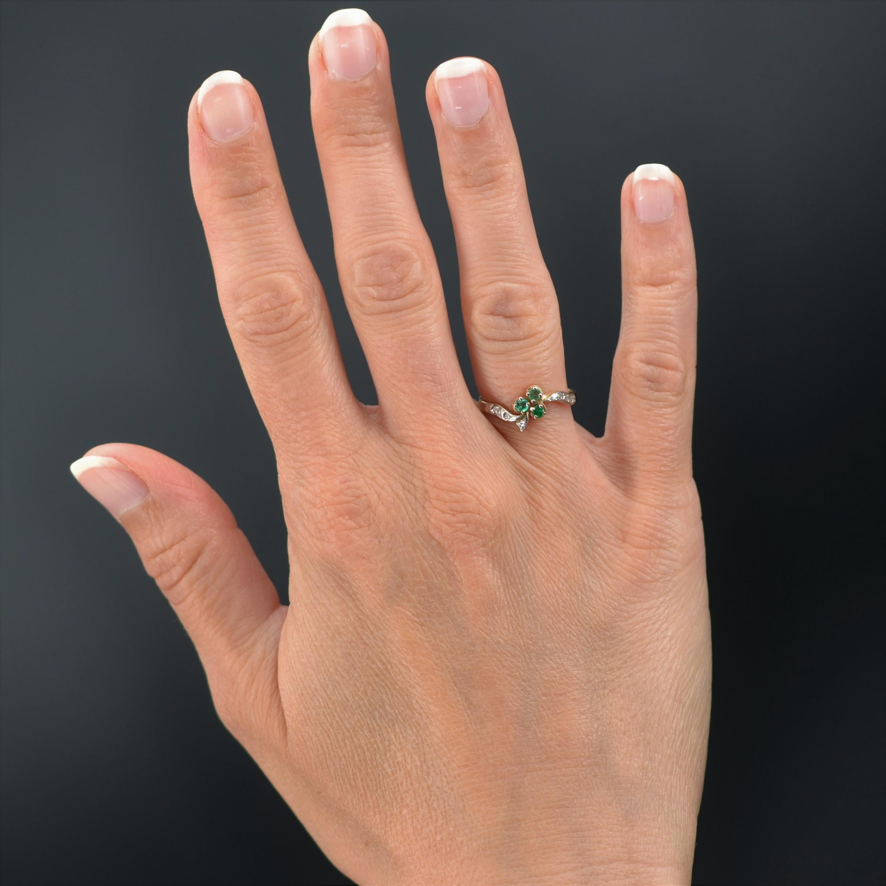 Ring in 18 karat yellow gold.
Charming antique ring, it is formed of a clover whose leaves are made of 3 round emeralds set with claws, and the tail of a small pattern adorned with a rose-cut diamond. On both sides, the start of the ring forms 2