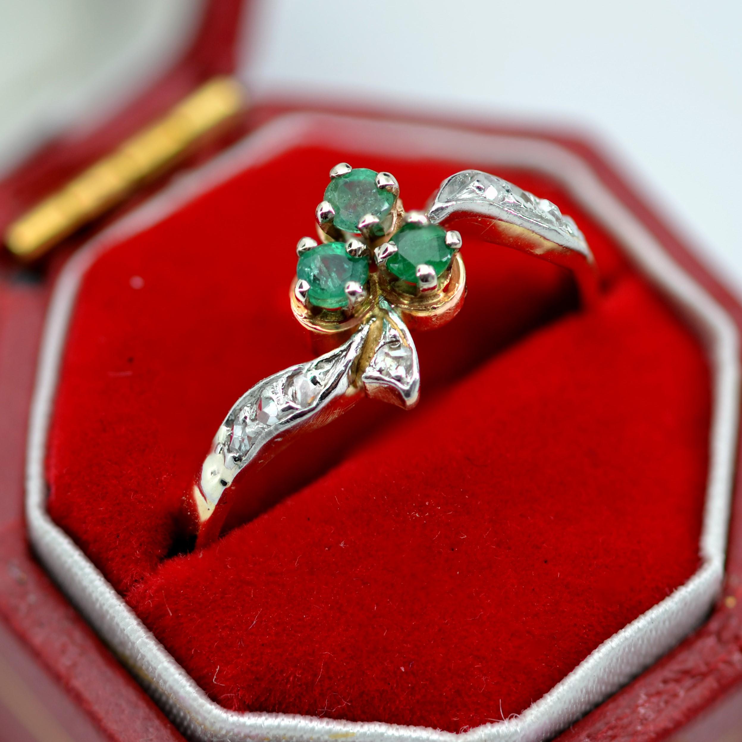 Smaragd-Diamanten-Ring aus 18 Karat Gelbgold in Kleeblattform, 19. Jahrhundert (Rundschliff) im Angebot