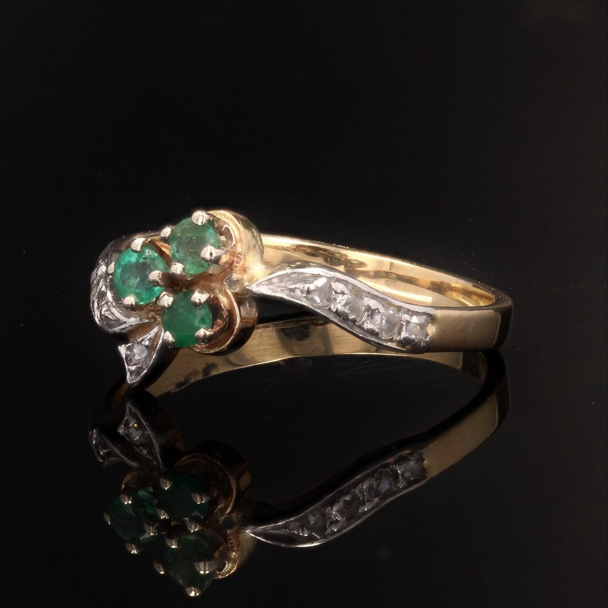 19th Century Emerald Diamonds 18 Karat Yellow Gold Clover Shape Ring In Good Condition For Sale In Poitiers, FR